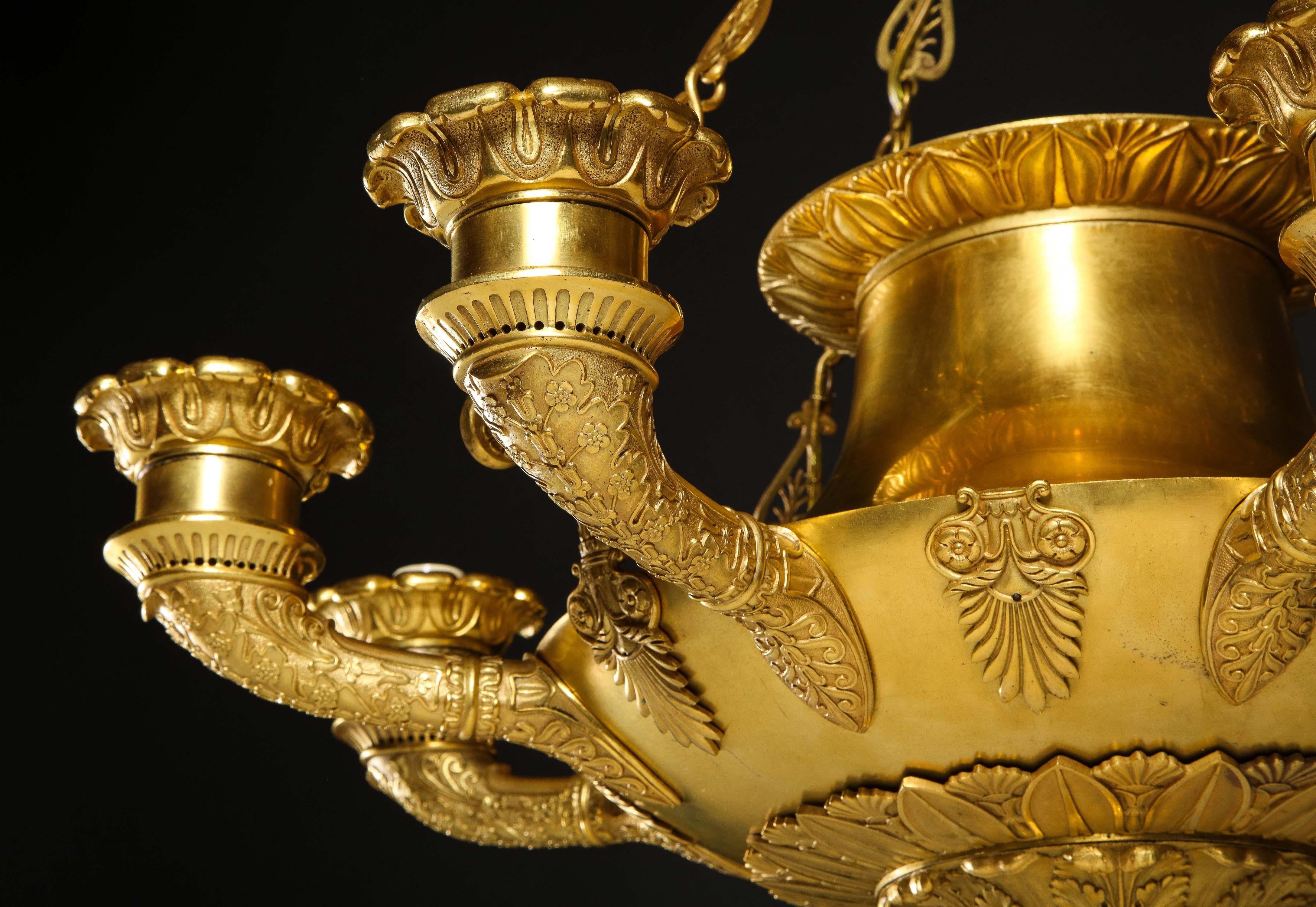 Bronzo Un grande lampadario unico in bronzo dorato francese Impero Neoclassico in vendita
