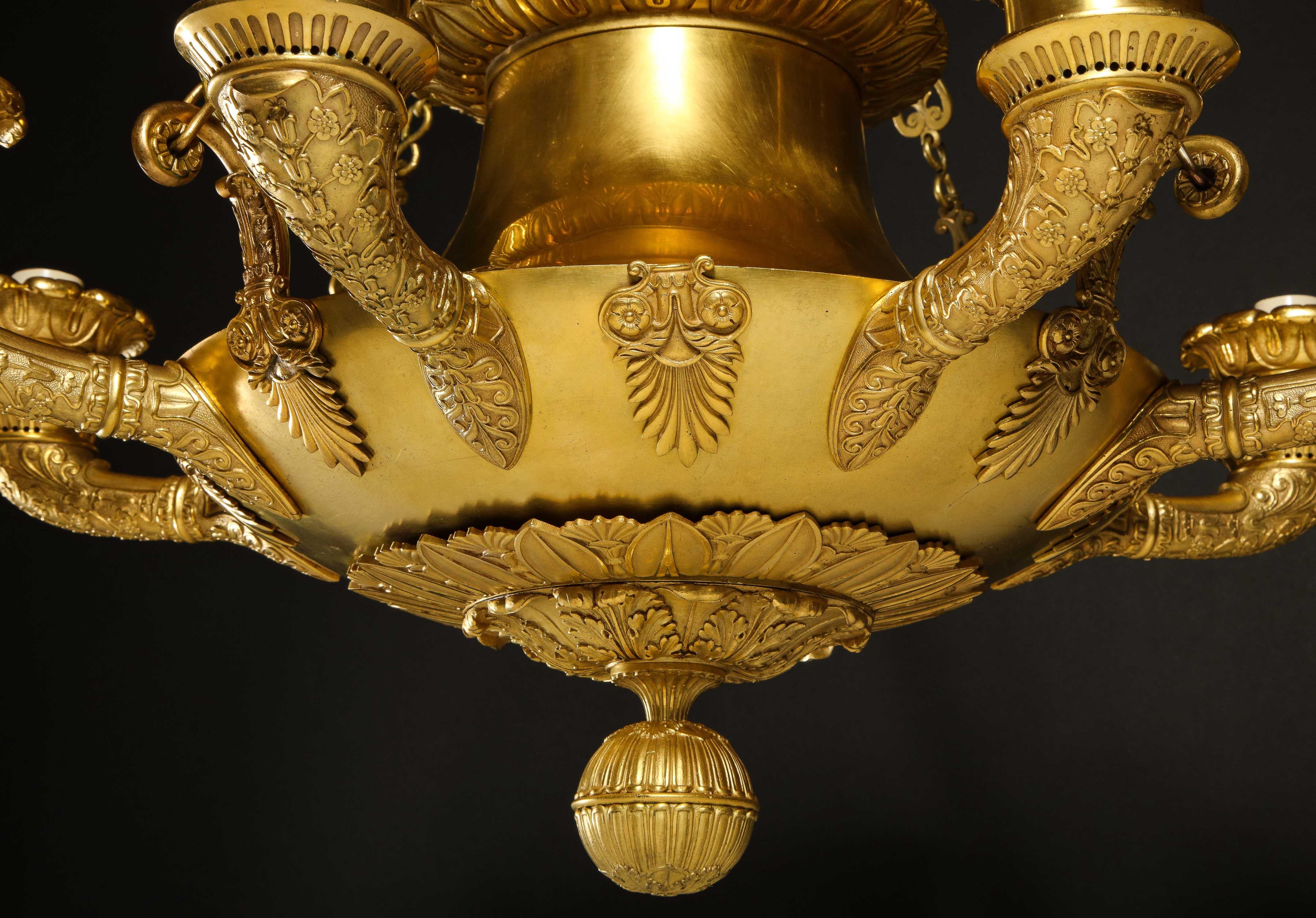 Un grande lampadario unico in bronzo dorato francese Impero Neoclassico in vendita 1