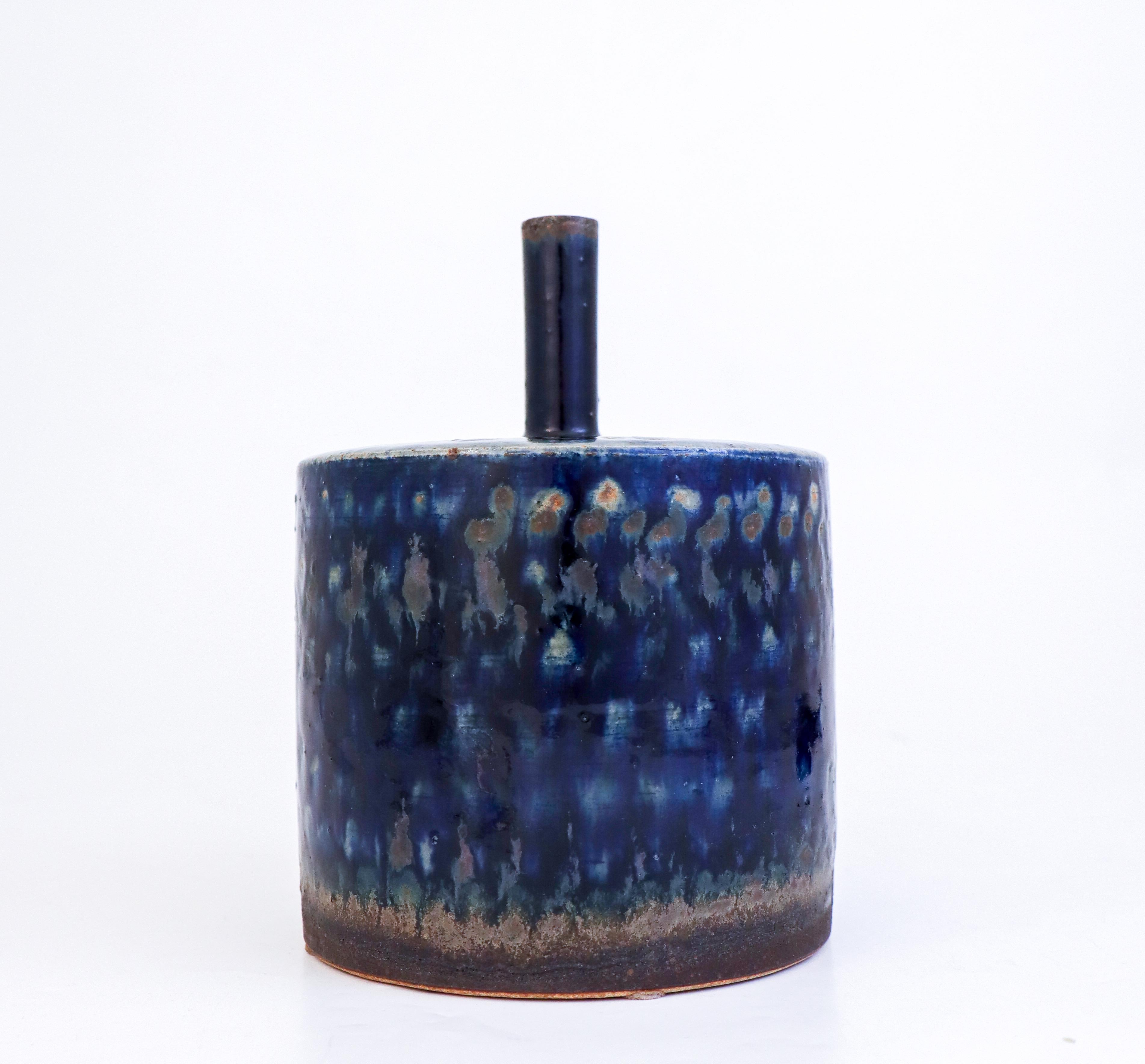 Un vase bleu unique conçu par Carl-Harry Stålhane au Designhuset de Lidköping, en Suède, en 1973. Le vase mesure 16,5 cm de haut et est en excellent état. Il a une belle forme et une belle glaçure. Le vase est unique, signé et daté de 1973. Le vase