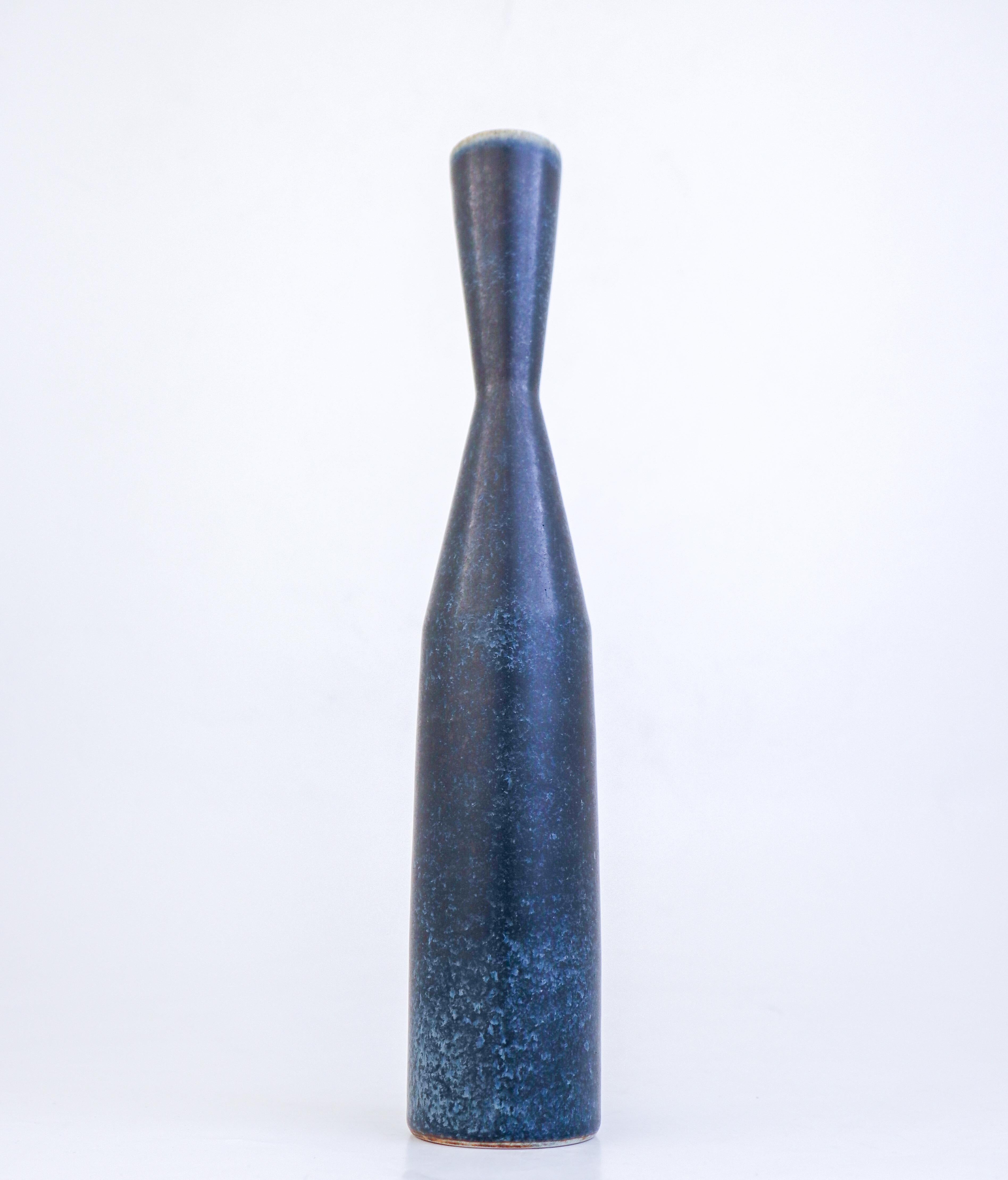 Un grande vaso di ceramica blu unico nel suo genere - Carl-Harry Stålhane Rörstrand 1960 in vendita 3
