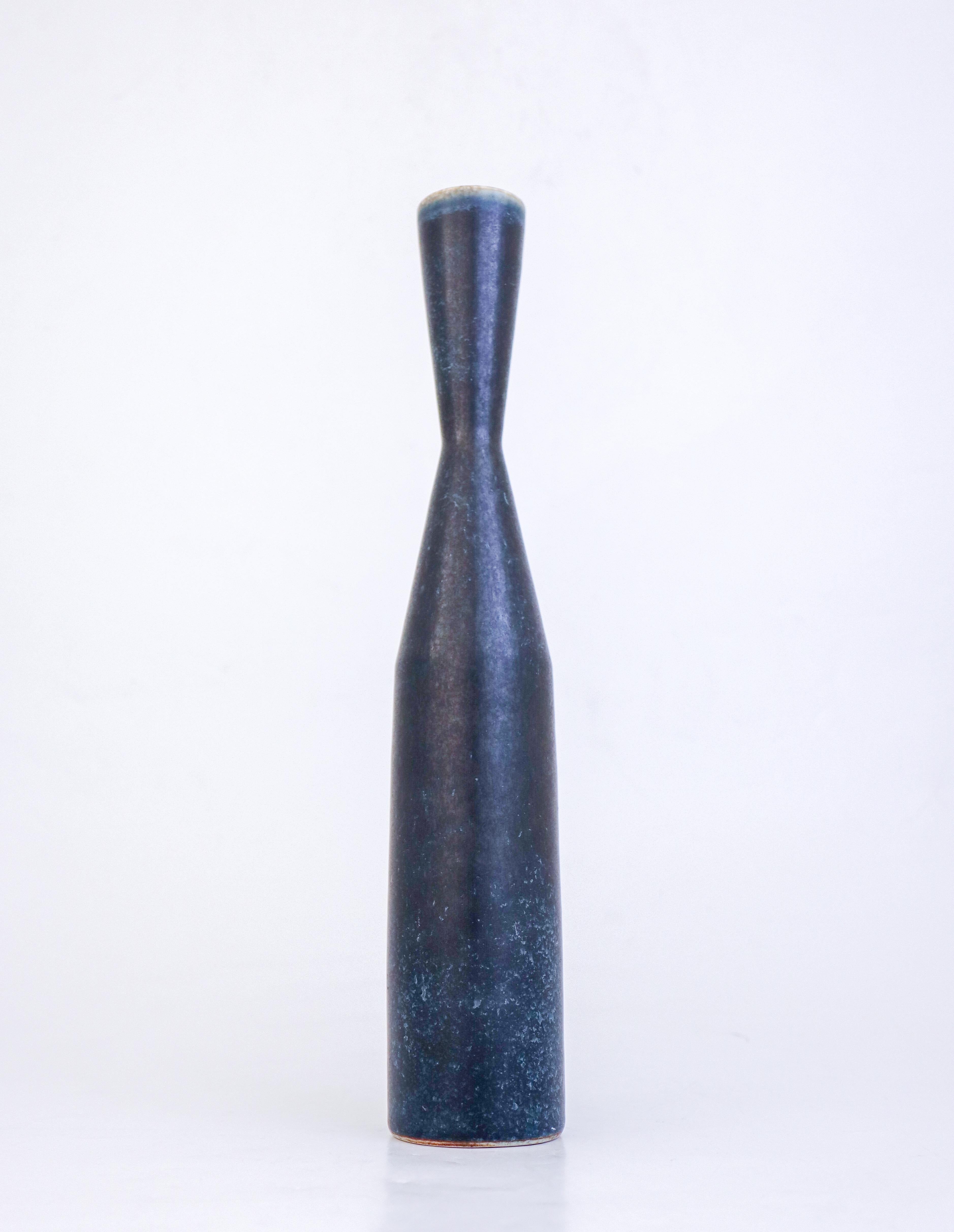 Un vaso blu unico, disegnato da Carl-Harry Stålhane a Rörstrand nel 1960. Il vaso, alto 32,5 cm (13