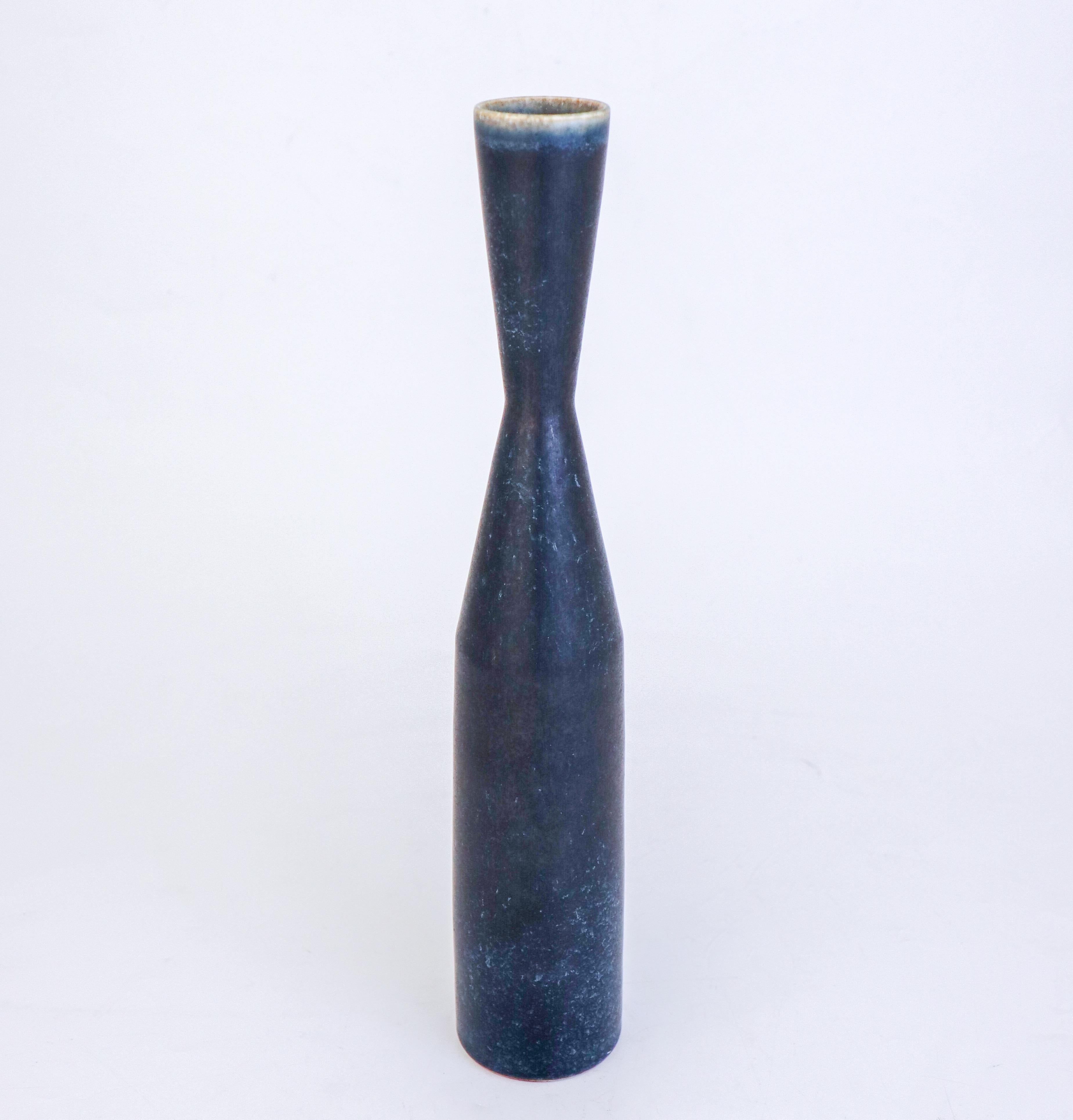 Scandinavo moderno Un grande vaso di ceramica blu unico nel suo genere - Carl-Harry Stålhane Rörstrand 1960 in vendita