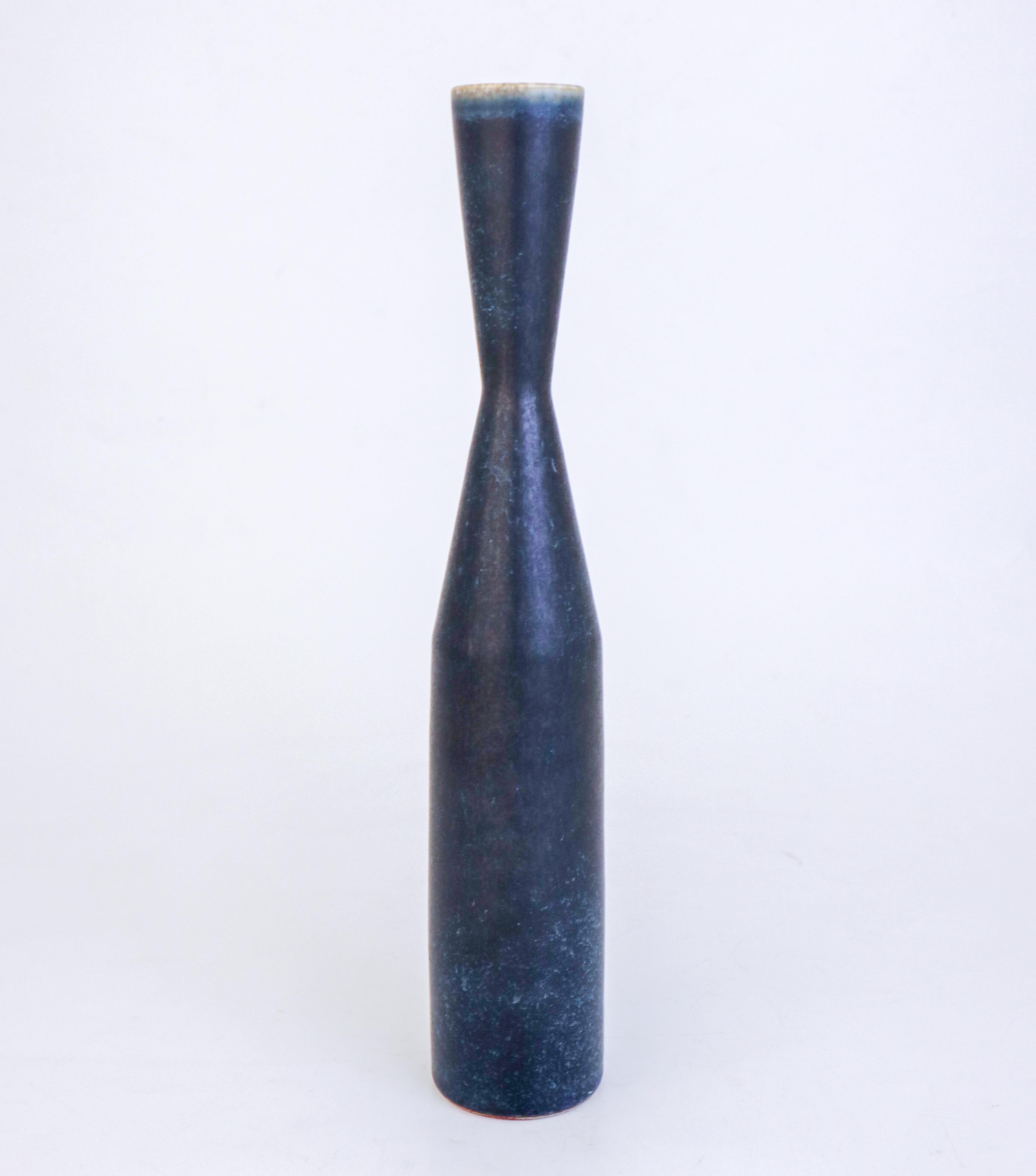 Svedese Un grande vaso di ceramica blu unico nel suo genere - Carl-Harry Stålhane Rörstrand 1960 in vendita
