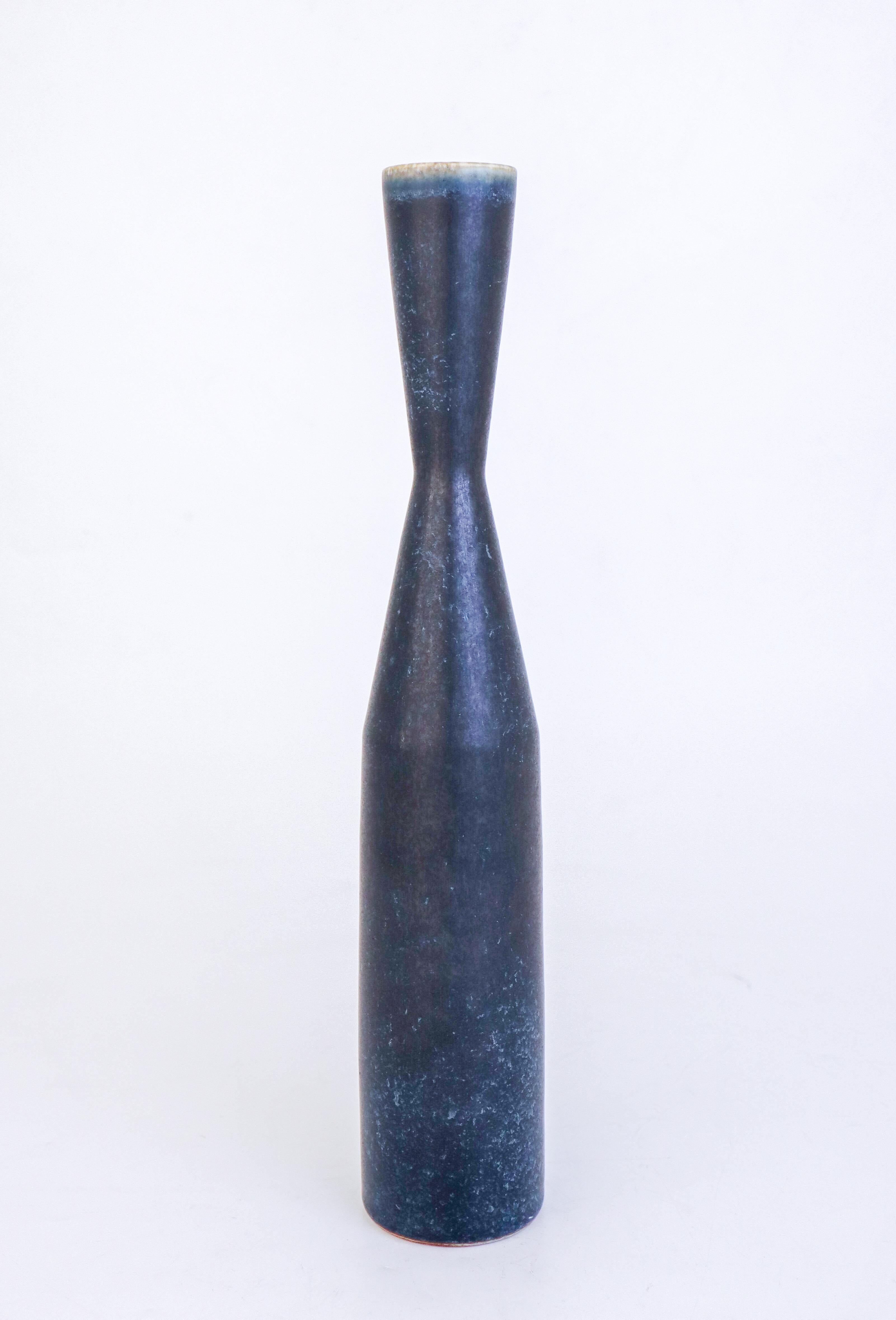 Smaltato Un grande vaso di ceramica blu unico nel suo genere - Carl-Harry Stålhane Rörstrand 1960 in vendita