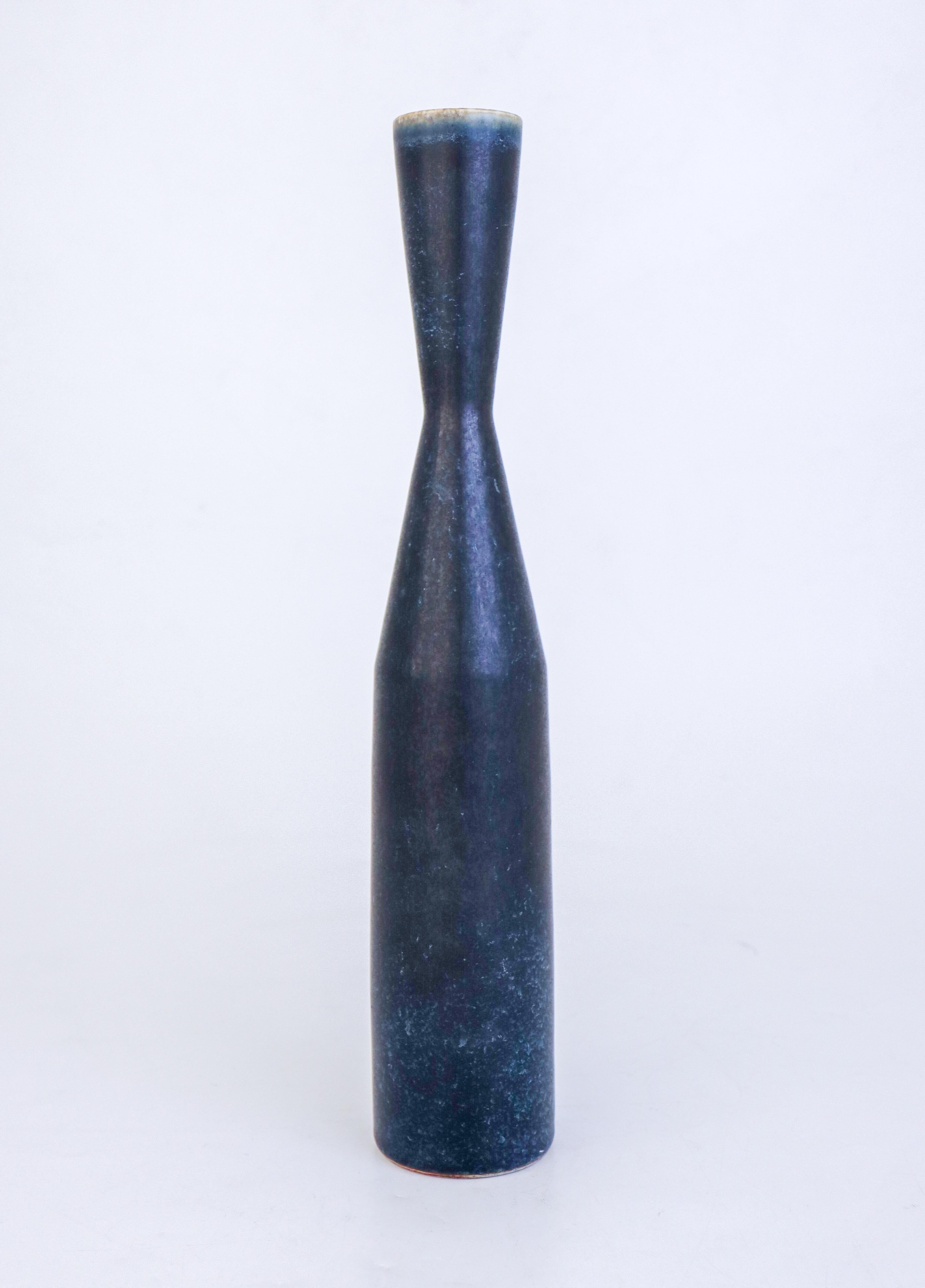 XX secolo Un grande vaso di ceramica blu unico nel suo genere - Carl-Harry Stålhane Rörstrand 1960 in vendita