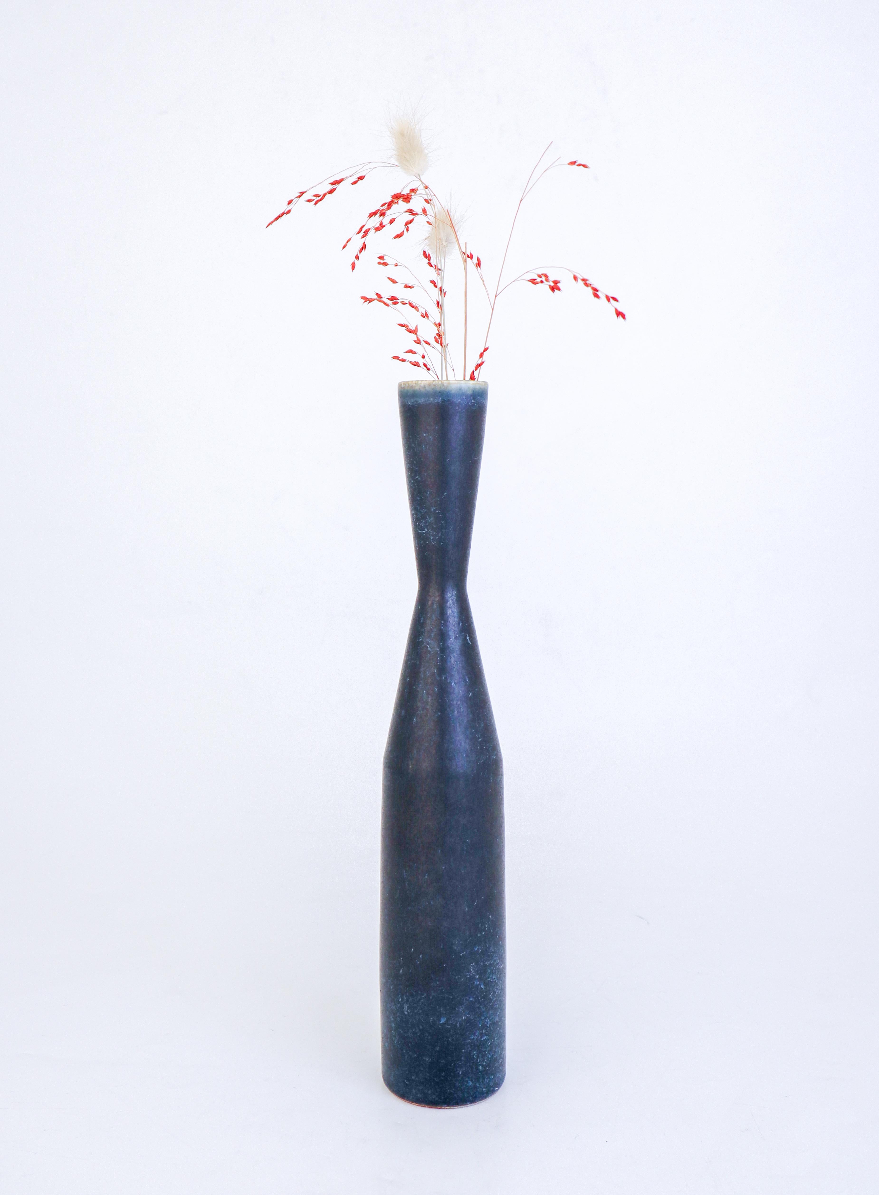 Ceramica Un grande vaso di ceramica blu unico nel suo genere - Carl-Harry Stålhane Rörstrand 1960 in vendita