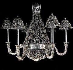 Una exclusiva lámpara de araña de gran tamaño, de estilo Buccellati, con figuras de criaturas marinas de bronce plateado