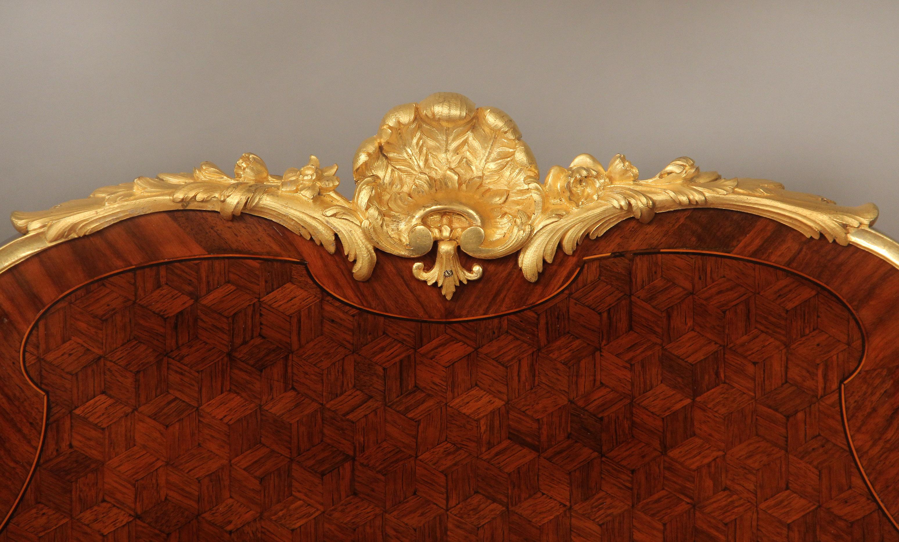 Français Meuble de rangement unique de la fin du XIXe siècle monté en bronze doré par François Linke en vente