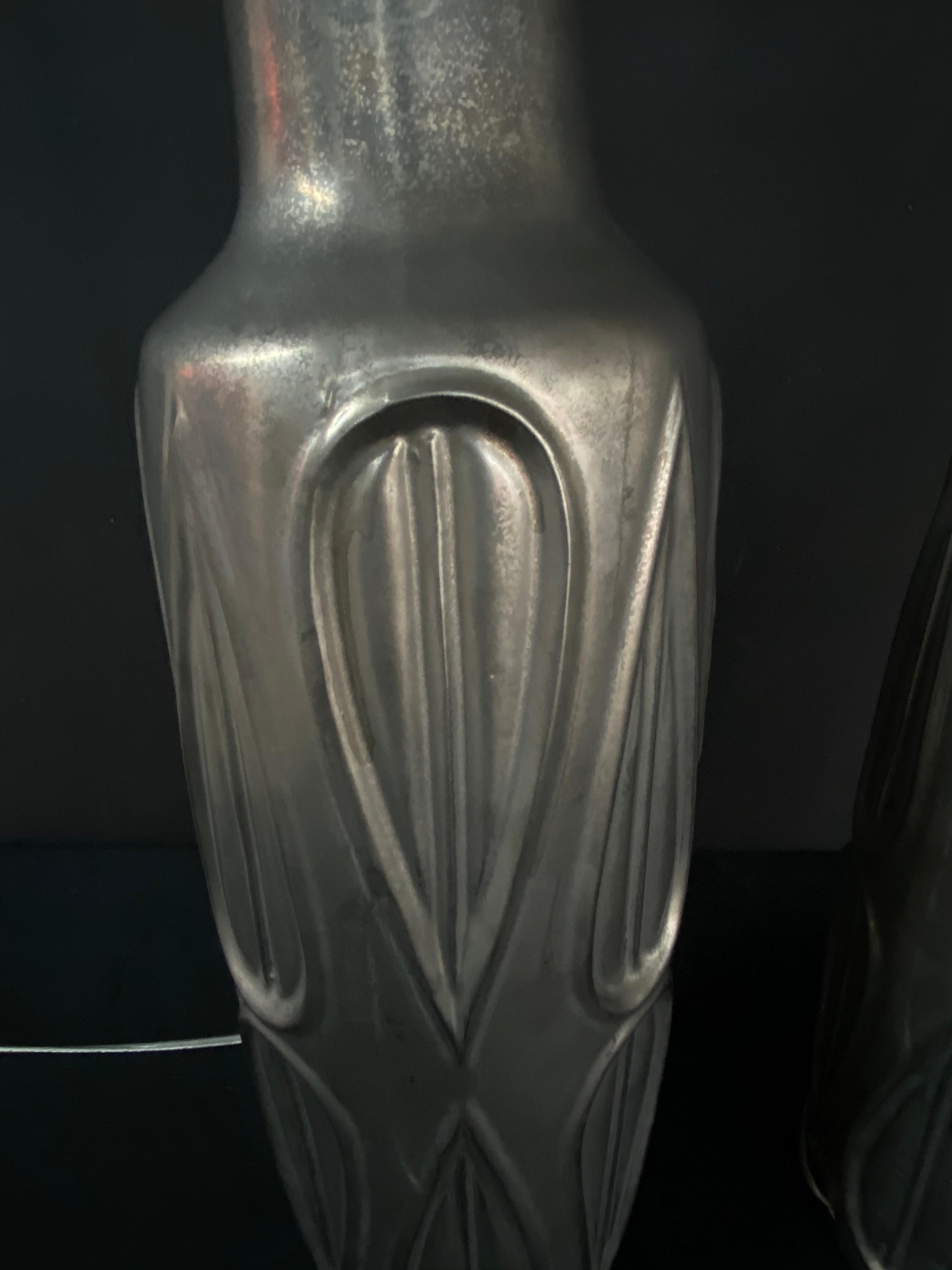 Européen Unique Pair of Elegant Vessels in a Soft Patina Metal Finish en vente