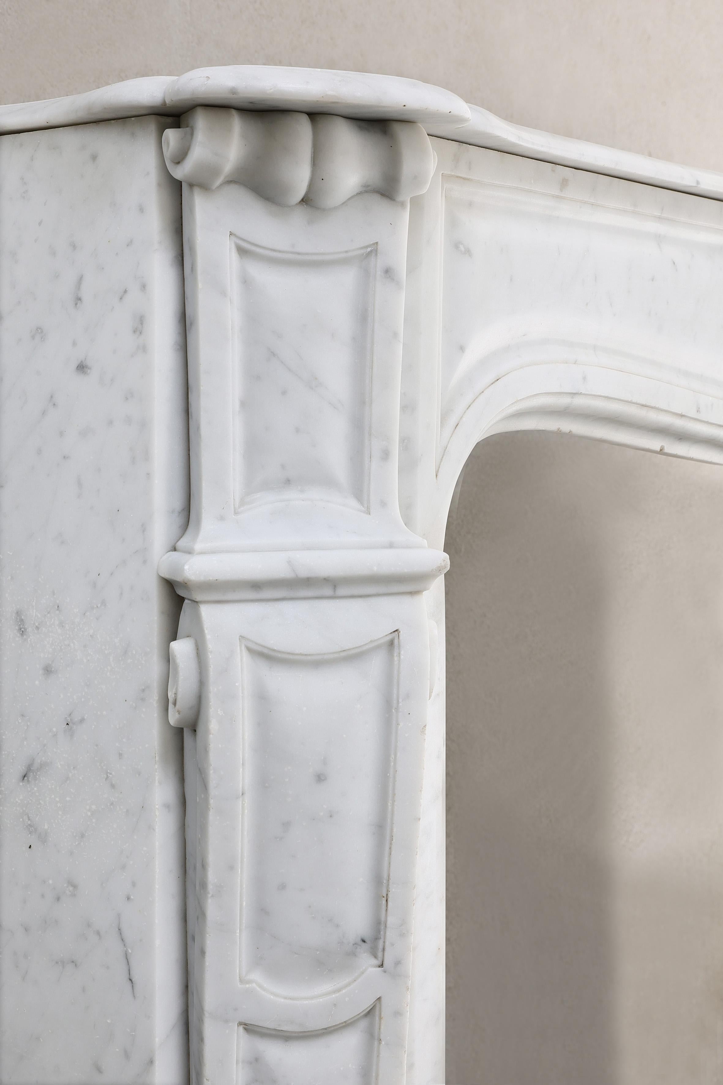 Un set unico di caminetti antichi in marmo di Carrara del XIX secolo in vendita 6