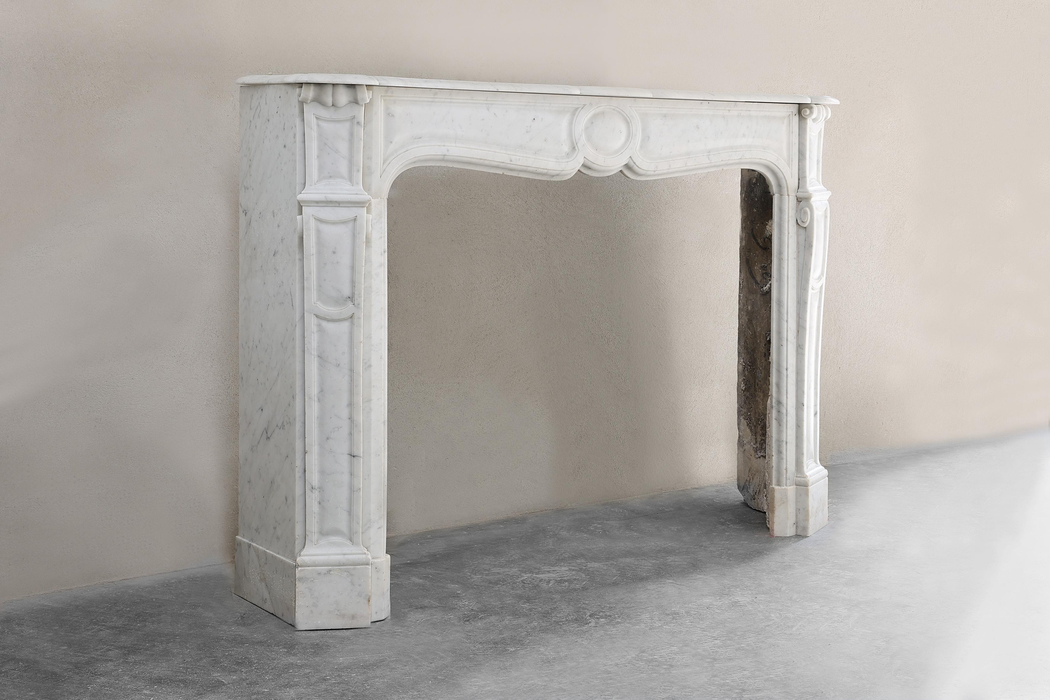 Un set unico di due caminetti in marmo di Carrara identici! Questi due caminetti sono in stile Pompadour, caratterizzato dall'ornamento rotondo al centro della parte anteriore. Una combinazione molto rara del XIX secolo che si adatta perfettamente