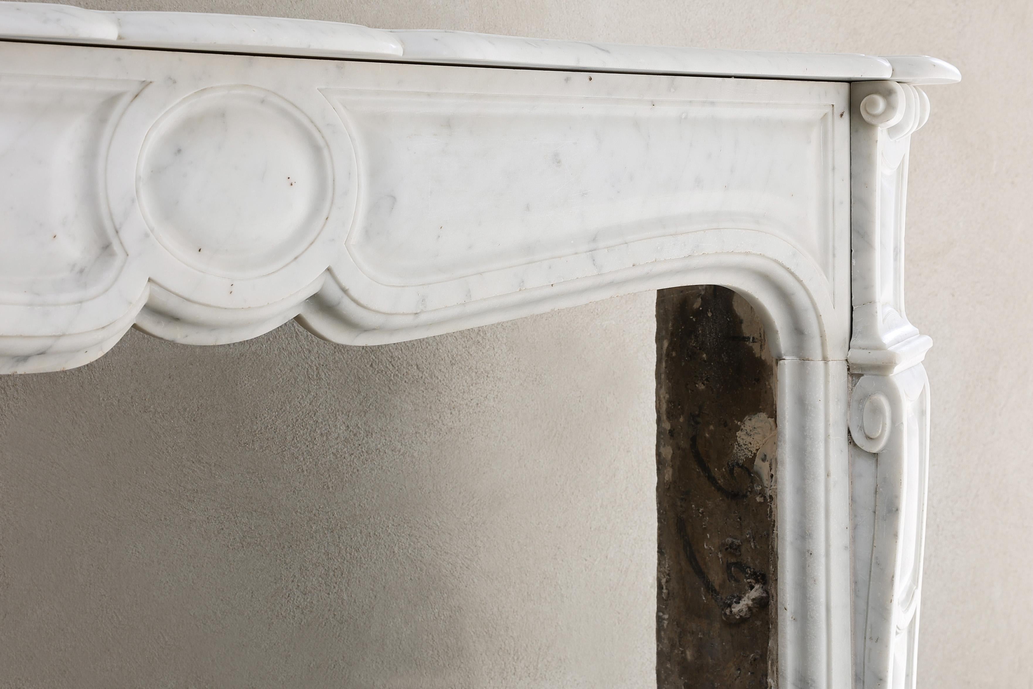 Francese Un set unico di caminetti antichi in marmo di Carrara del XIX secolo in vendita