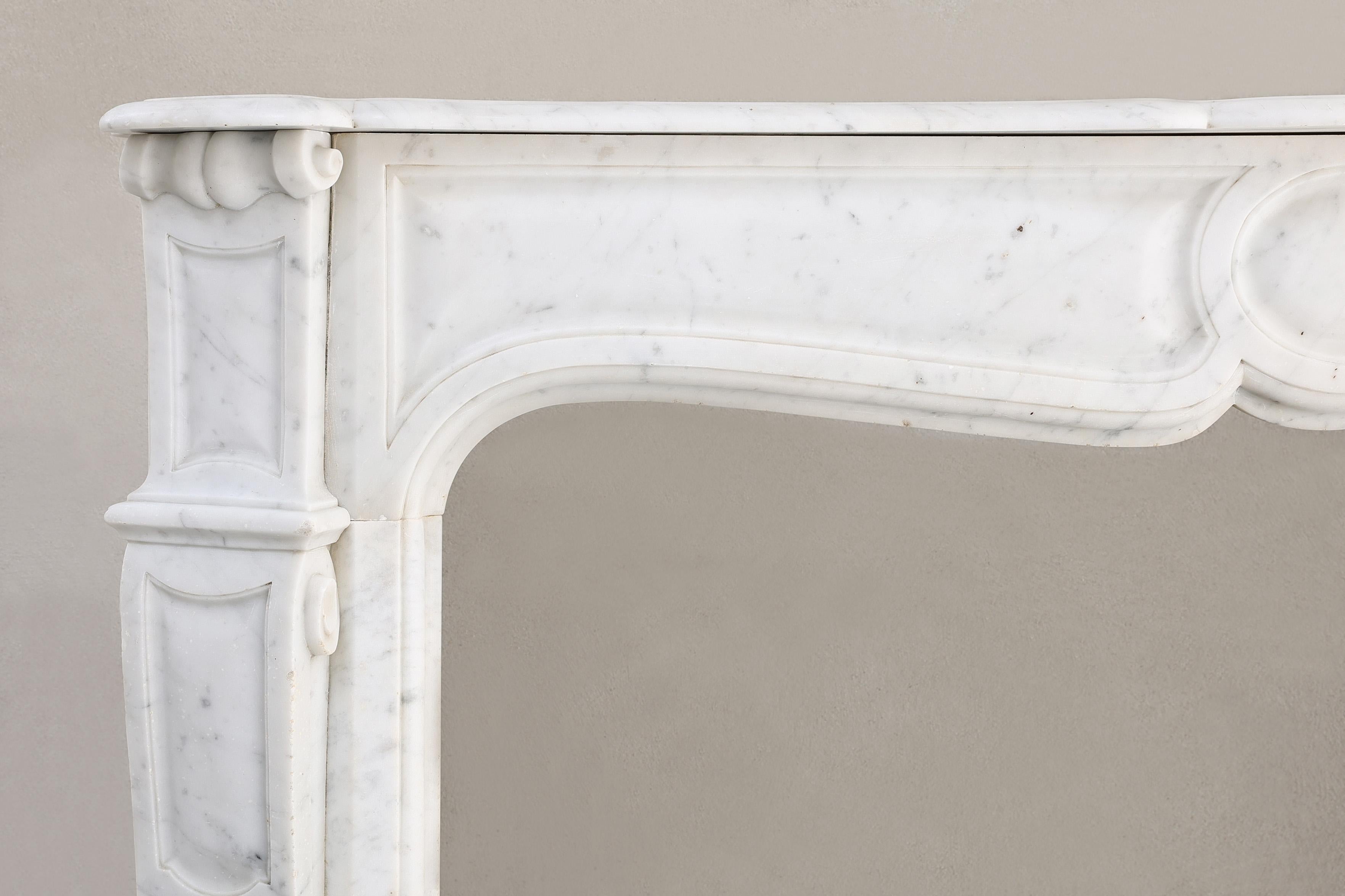 Un set unico di caminetti antichi in marmo di Carrara del XIX secolo In condizioni buone in vendita a Made, NL