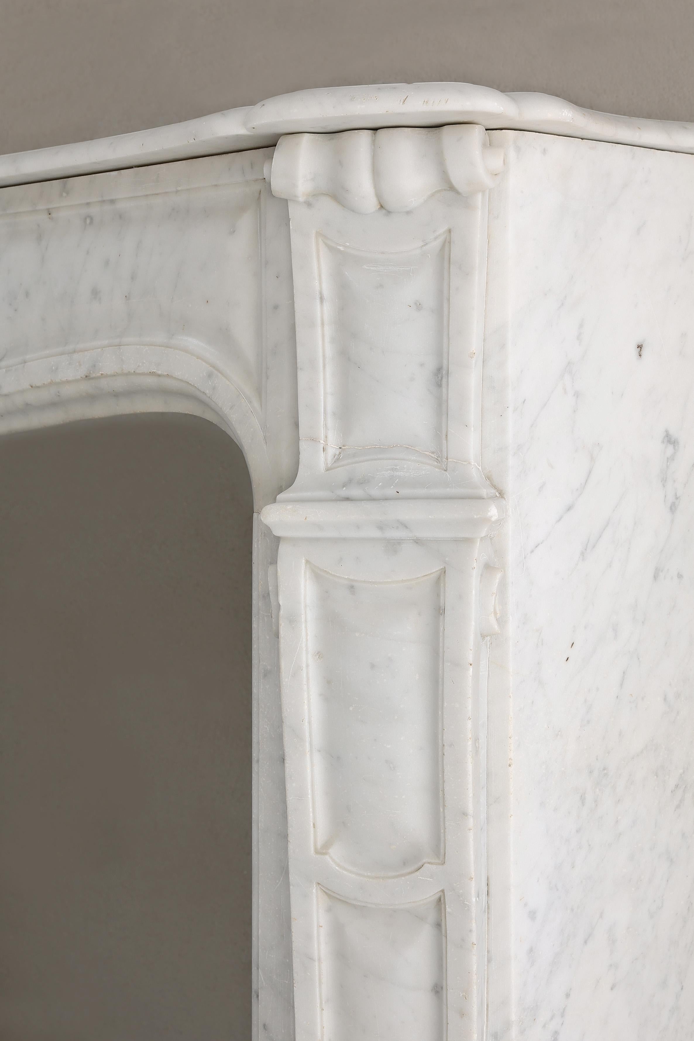 Un set unico di caminetti antichi in marmo di Carrara del XIX secolo in vendita 2