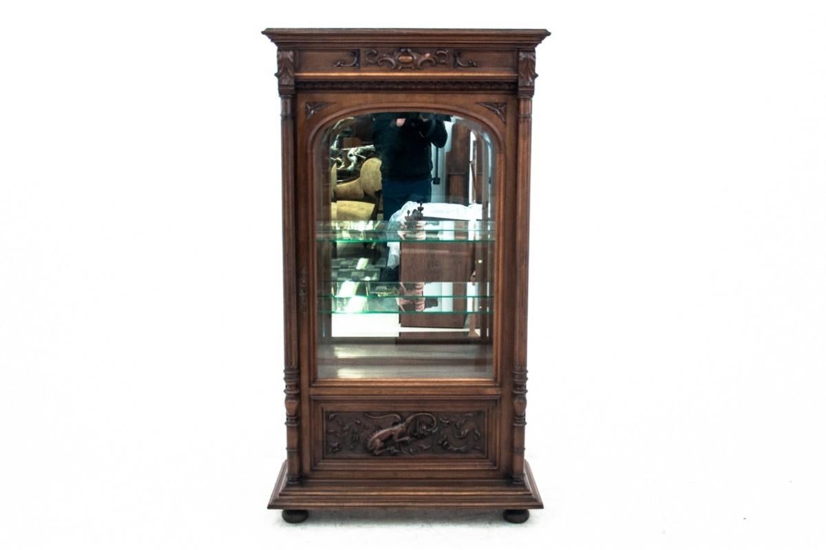 A unique showcase from France, late 19th century.

Very good condition.

Wood: walnut

dimensions: height 169 cm width 93 cm depth 44 cm