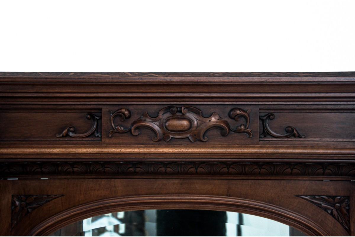 A unique showcase from France, late 19th century. In Good Condition For Sale In Chorzów, PL