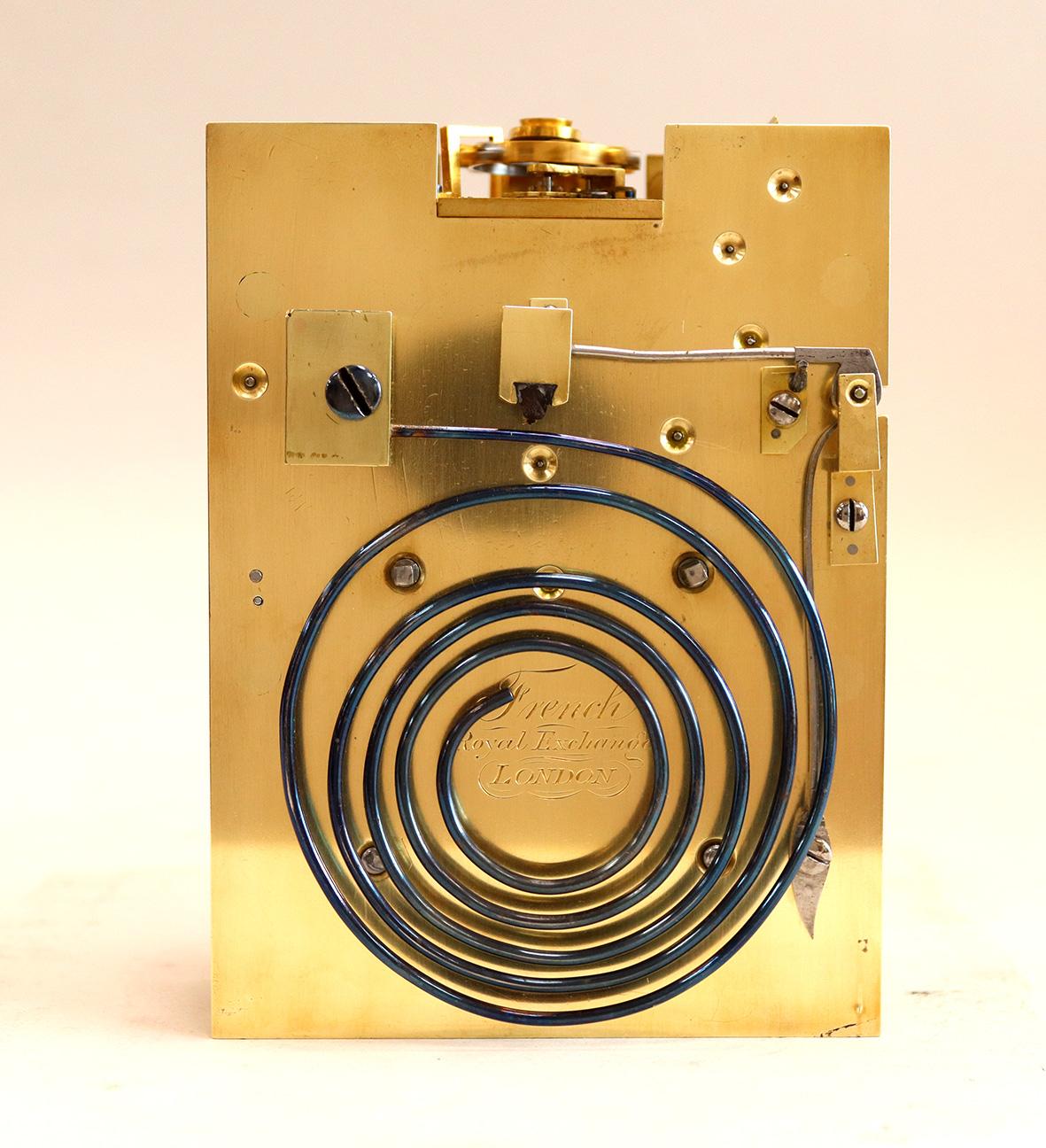 Einzigartige englische Kutschenuhr mit zwei Schnecken von James Moore French. Das Acht-Tage-Werk verfügt über eine große Hemmung mit englischen Steinen und einer kompensierten Bimetall-Unruh. Das Uhrwerk wird durch eine runde Glastür auf der
