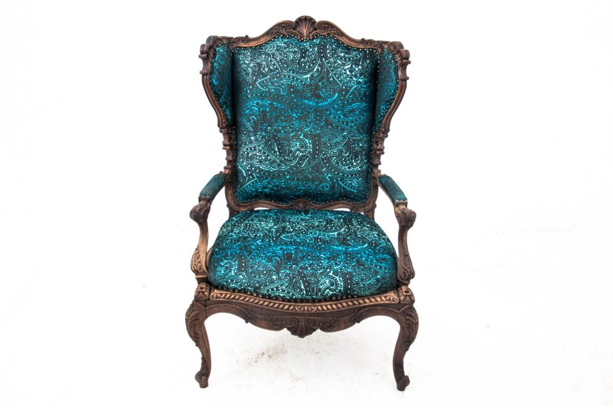 A unique wing chair, France, circa 1880.

Very good condition.

Wood: oak

dimensions :

height 119 cm seat height 45 cm width 78 cm depth 76 cm