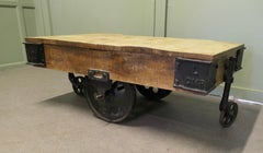A Unique Wood Framed Industrial Coffee Table Der Tisch hat eine dicke Holzplatte