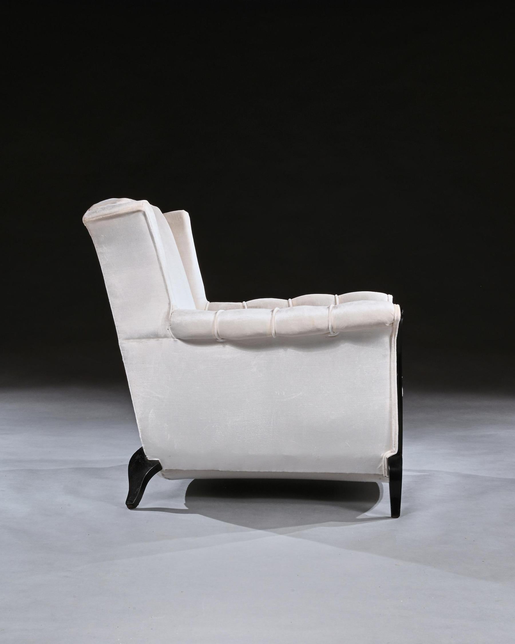 Français Paire inhabituelle de fauteuils Art Déco français en velours ébénisé en vente