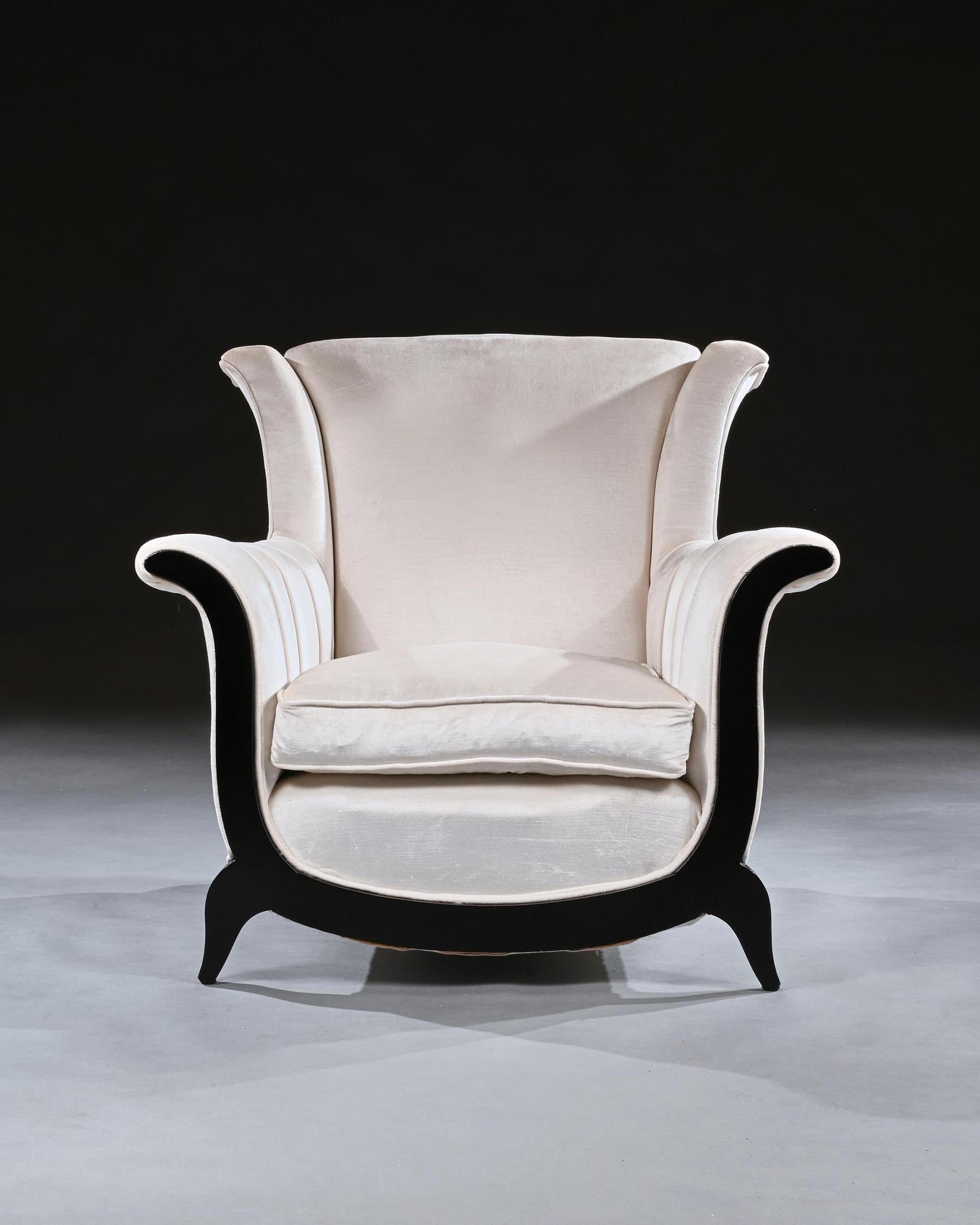 Paire inhabituelle de fauteuils Art Déco français en velours ébénisé Bon état - En vente à Benington, Herts