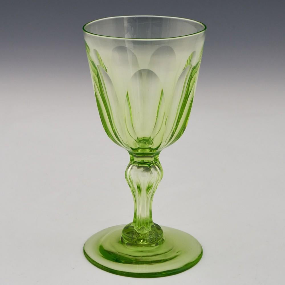 Uranium Decanter with 3 Uranium Wine Glasses, circa 1845 For Sale 3
