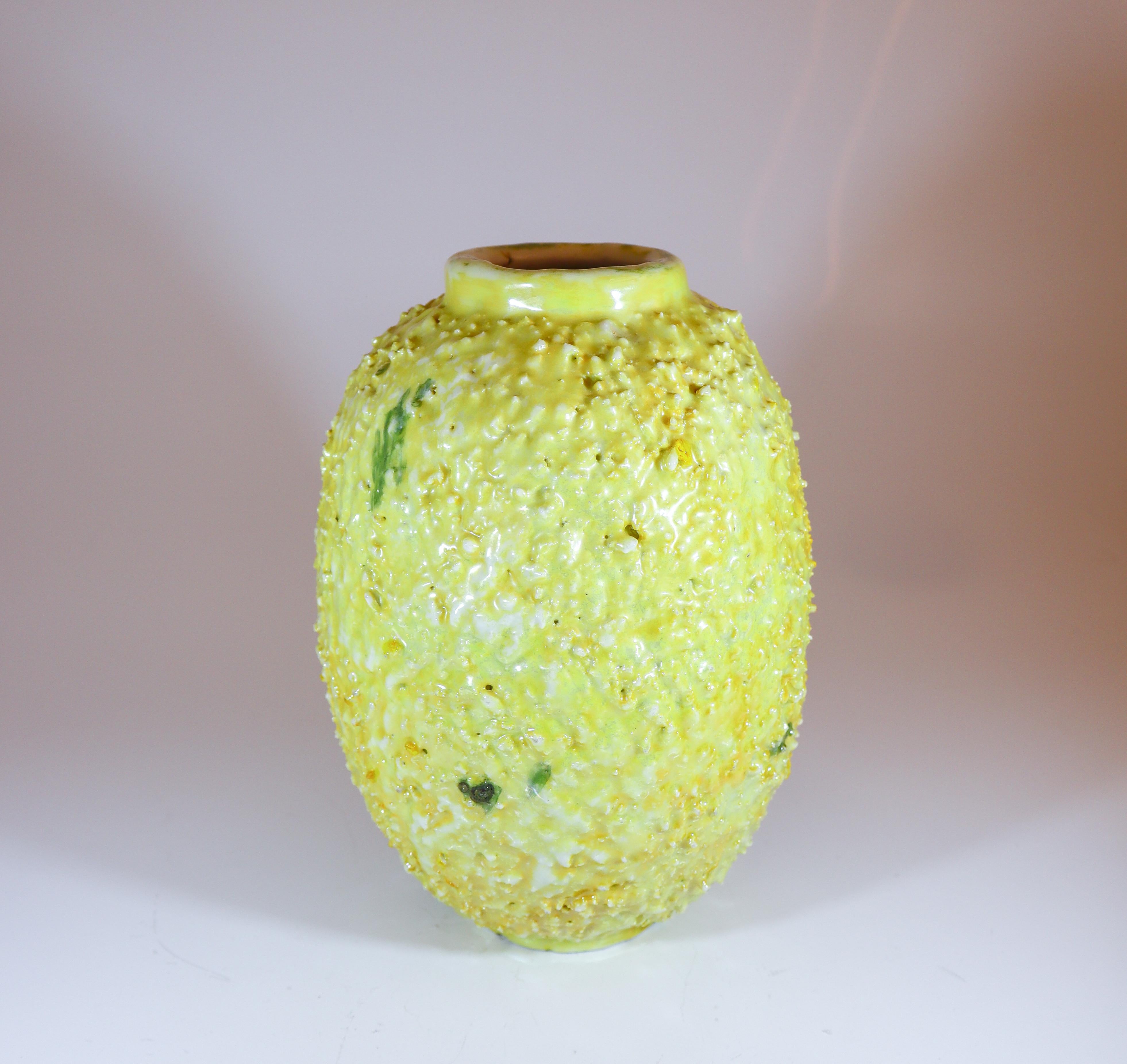 Un singular jarrón Erizo amarillo uranio en chamota diseñado por Gunnar Nylund en Rörstrand. Mide 21 cm de alto y está en excelente estado. Este jarrón es único o una muestra de Gunnar Nylund. El esmalte tiene alguna diferencia de color con manchas