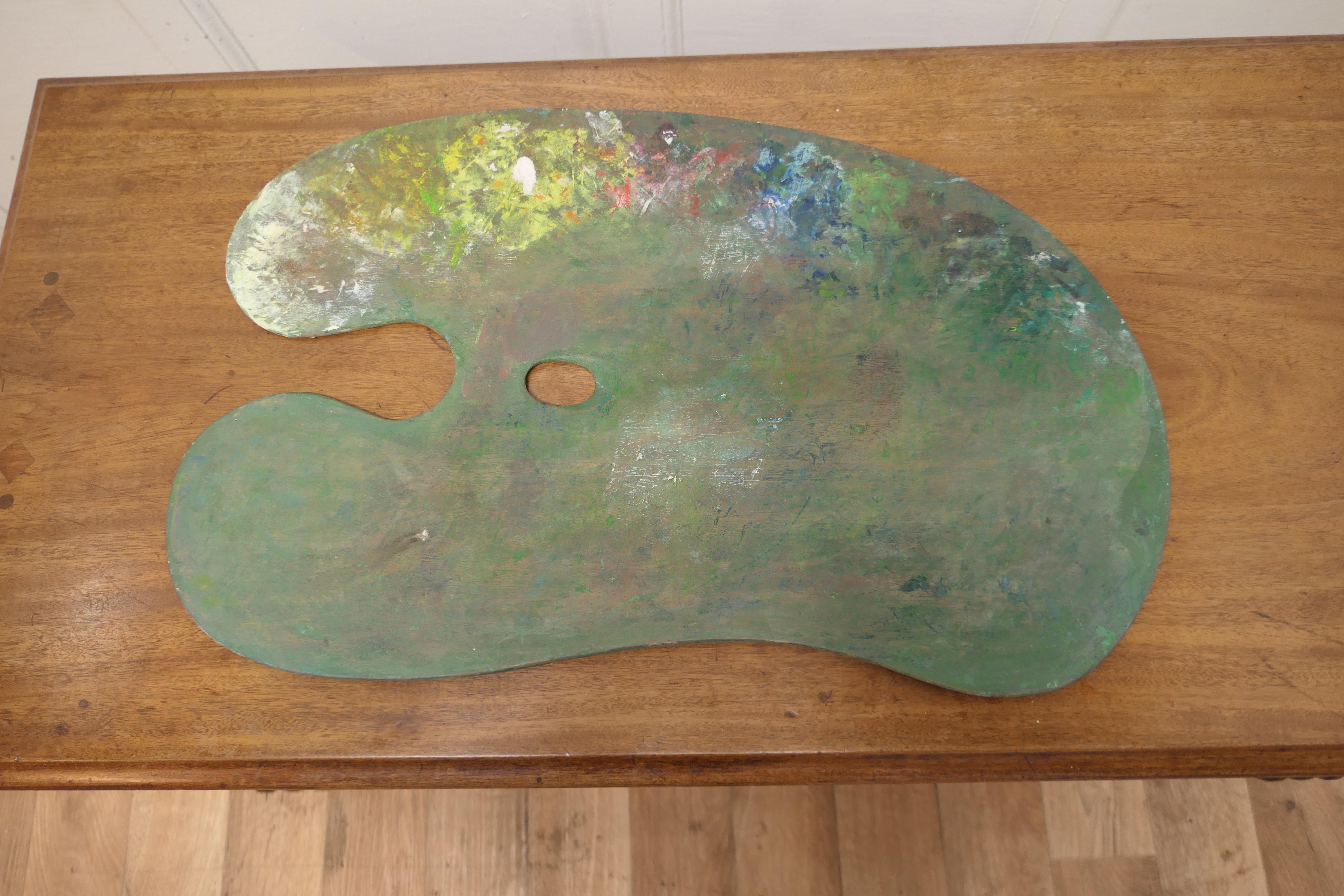 Une palette d'artiste usagée - une pièce décorative intéressante

La palette est fabriquée en bois dur et montre des signes de son utilisation antérieure, mais il y a beaucoup de place pour en ajouter
En bon état décoratif, il mesure 24