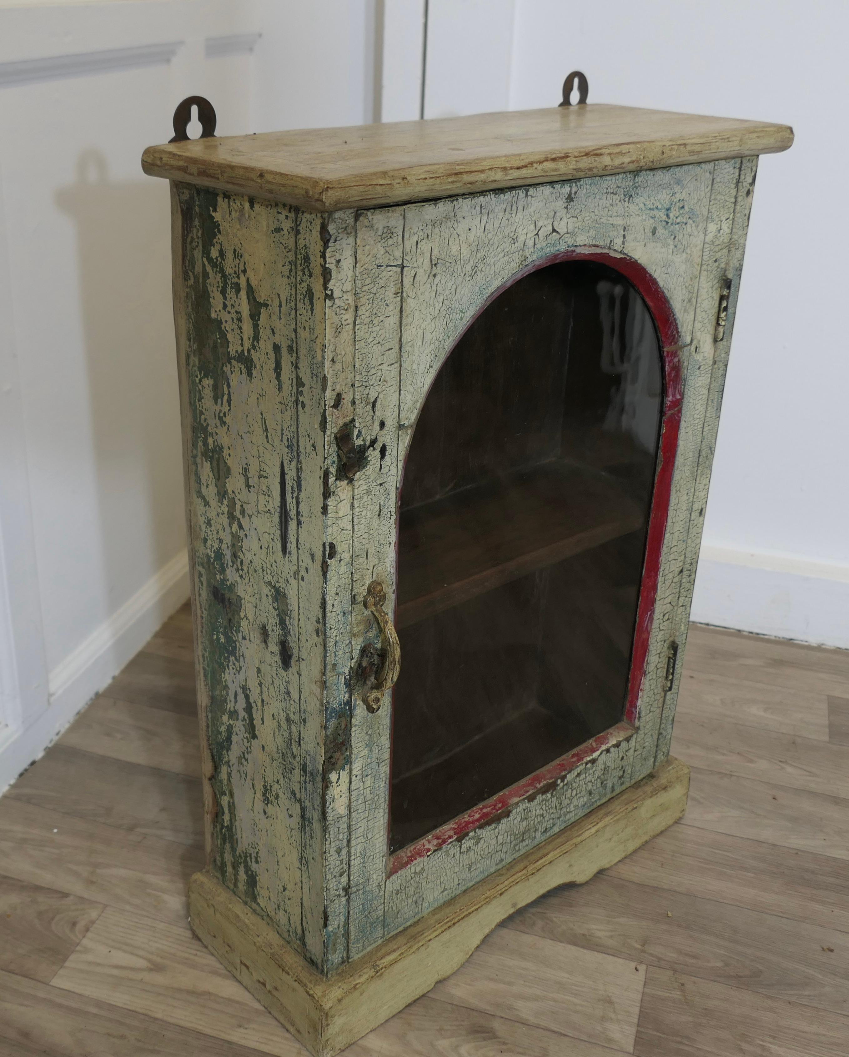 XIX secolo Un utile armadio a muro dipinto in stile shabby    Può essere un armadio molto utile in vendita