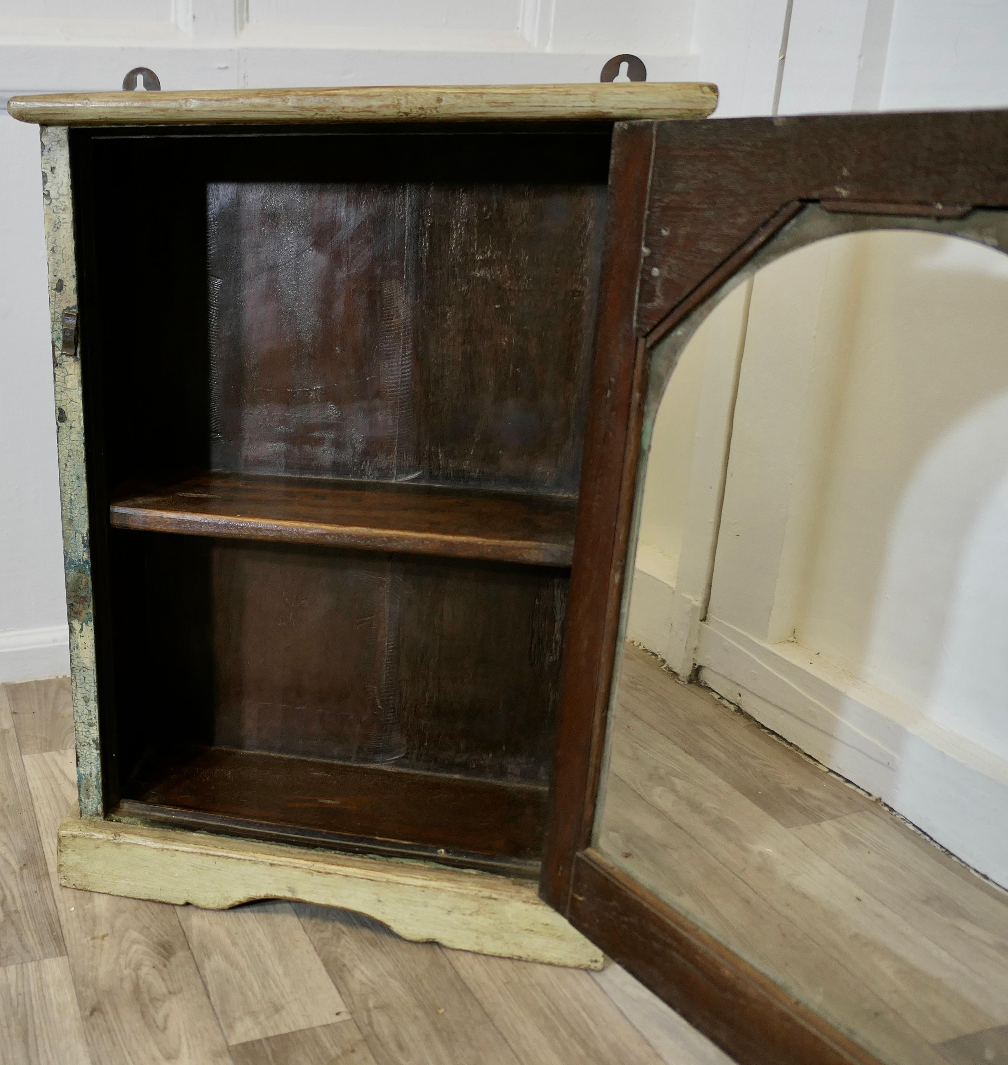 Pino Un utile armadio a muro dipinto in stile shabby    Può essere un armadio molto utile in vendita