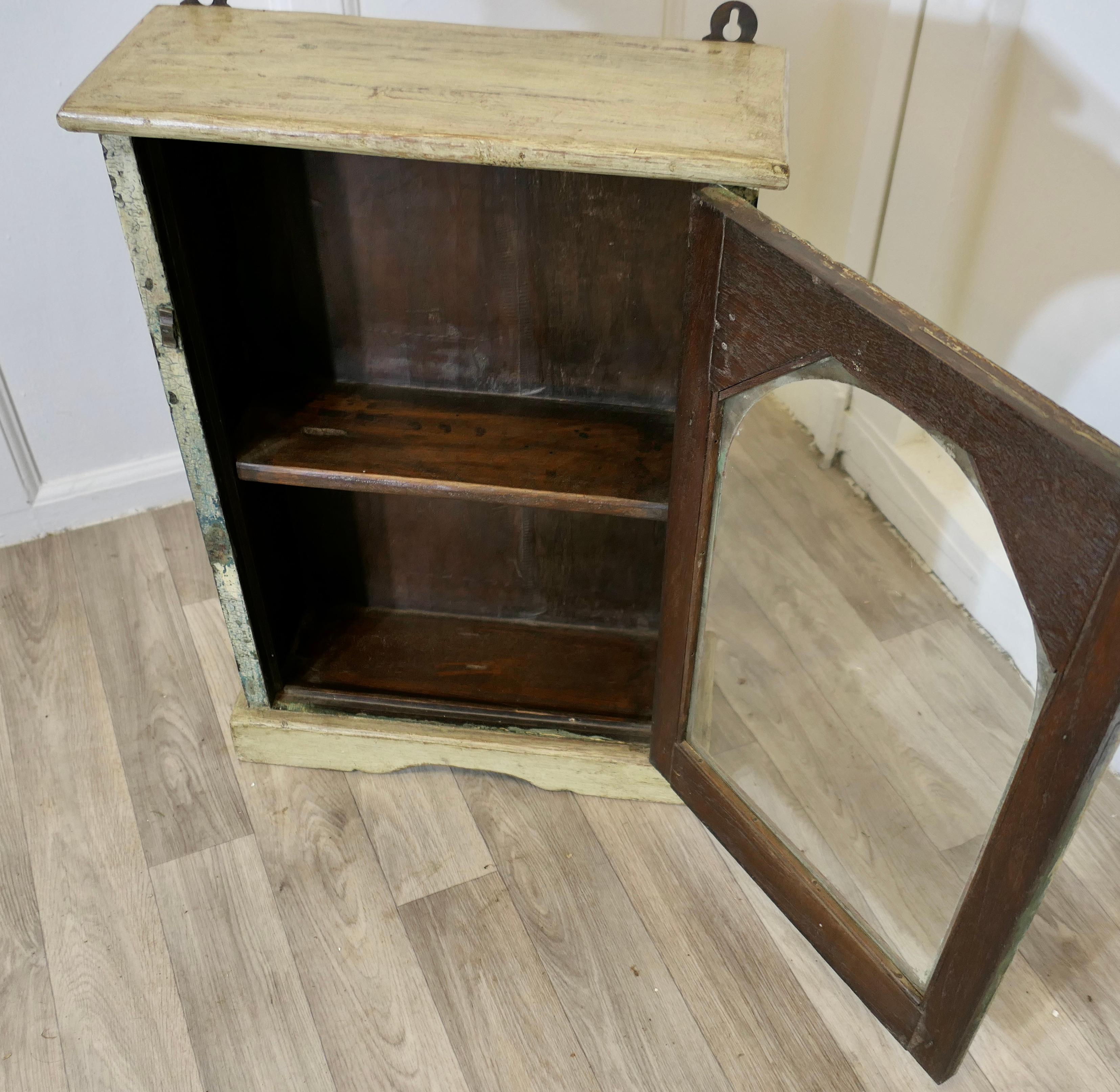 Un utile armadio a muro dipinto in stile shabby    Può essere un armadio molto utile in vendita 1