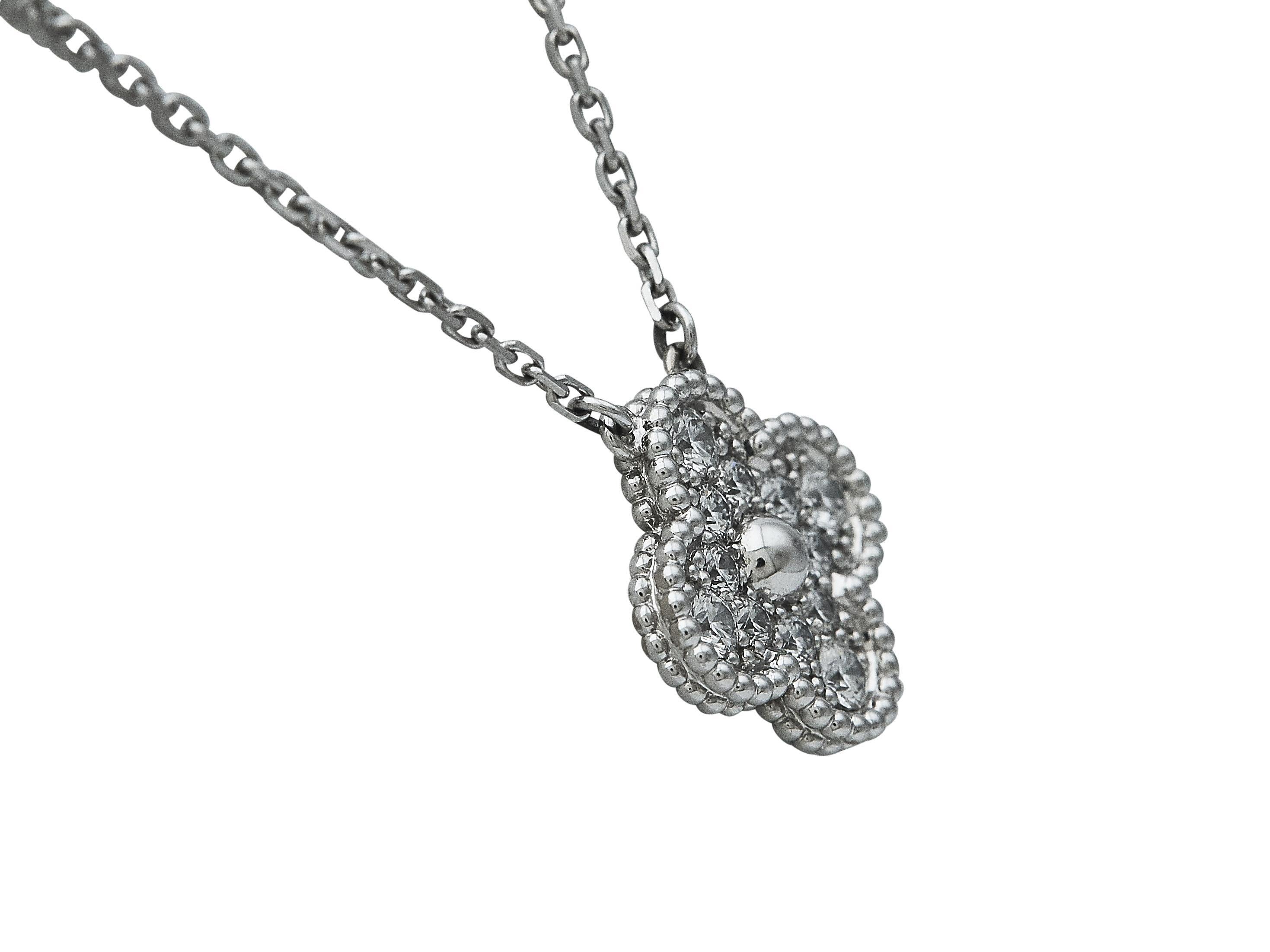 La collana: Una collana Van Cleef & Arpels Vintage Alhambra disegnata come un pendente a motivo singolo, con diamanti rotondi taglio brillante incastonati, sospesa da una delicata catena. La catena è stata dotata di un'estensione di Van Cleef &