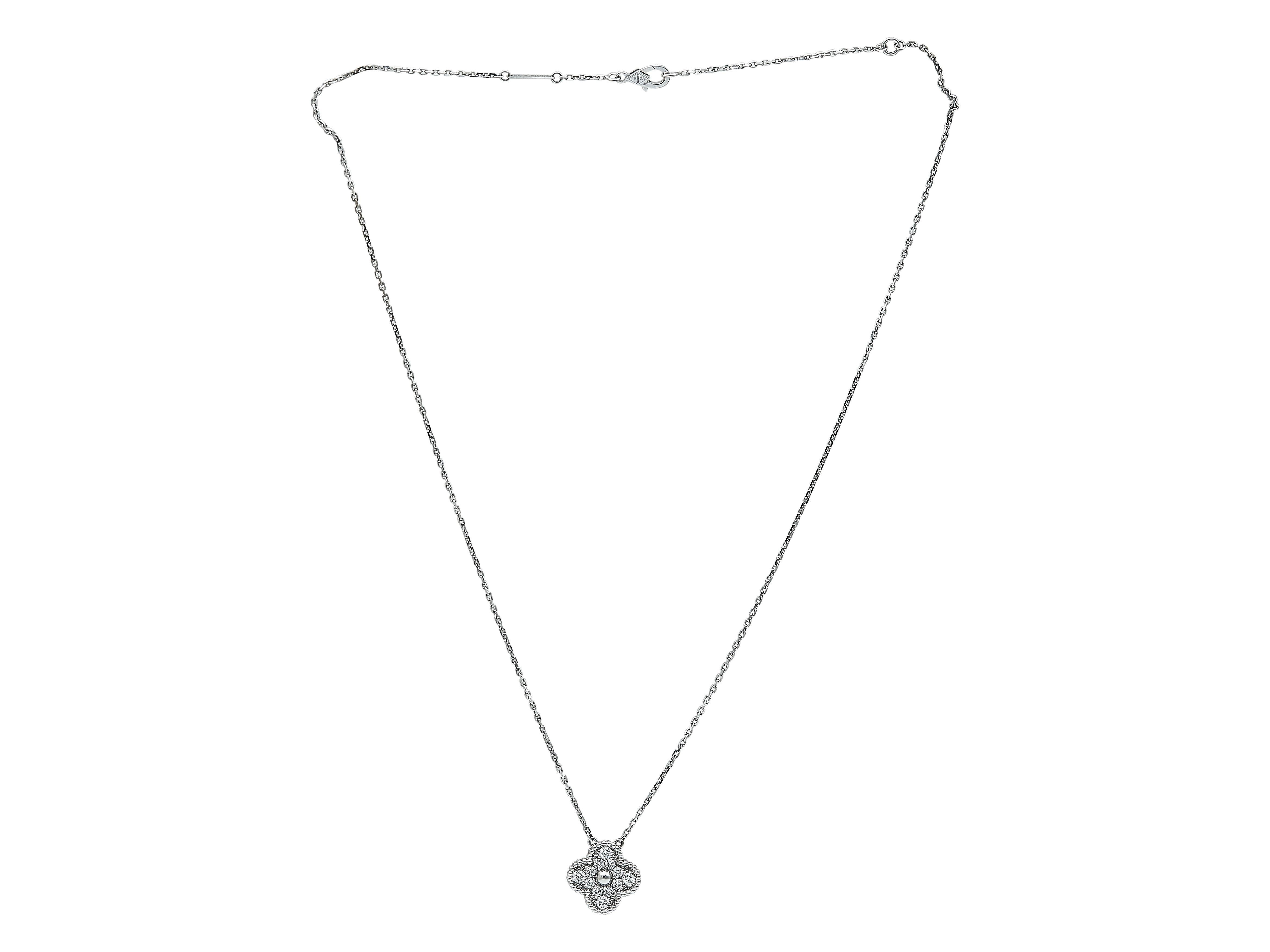 Taglio rotondo Van Cleef & Arpels Vintage Collana con ciondolo Alhambra in oro bianco 18 carati e diamanti in vendita