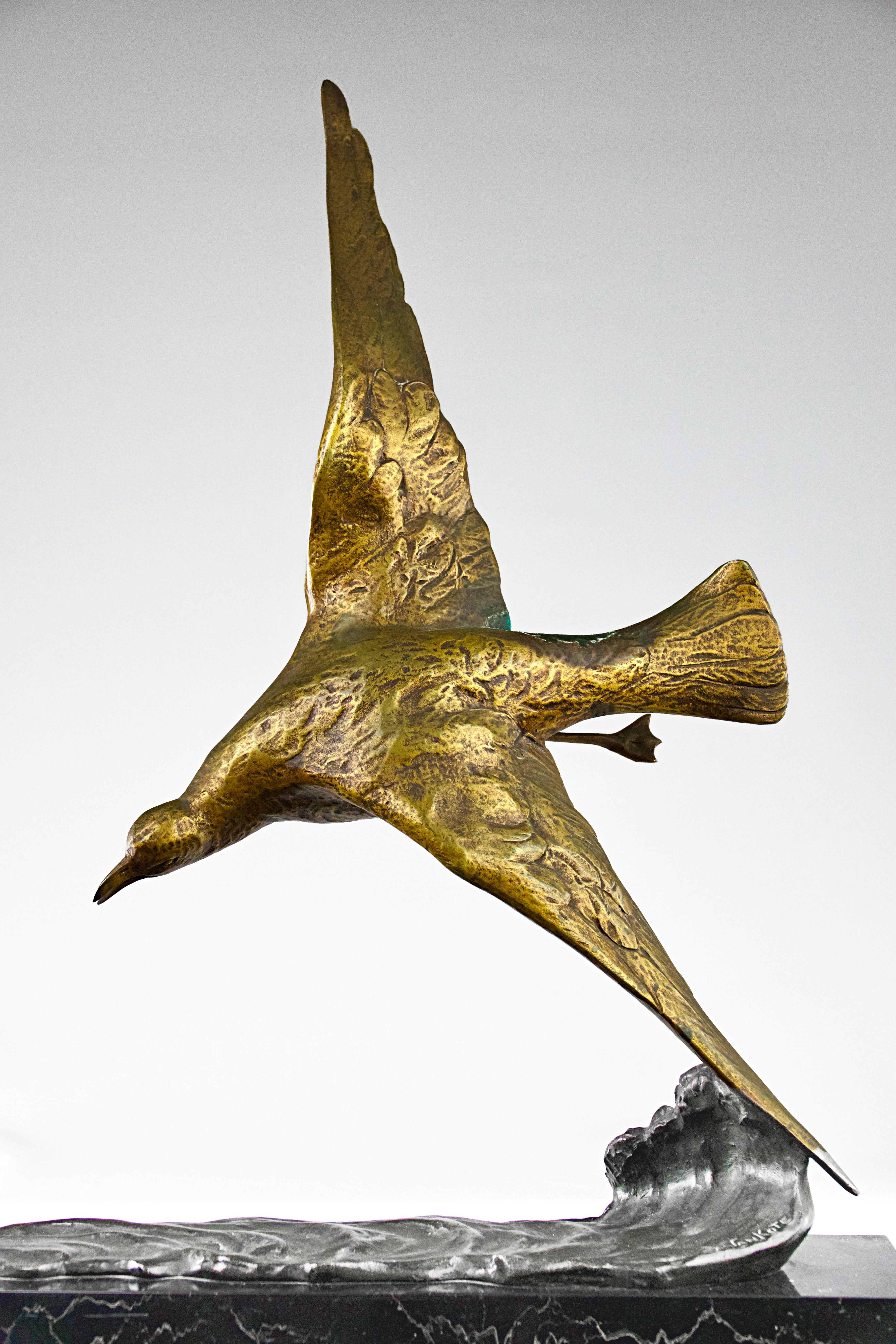 mouette sur vague en bronze