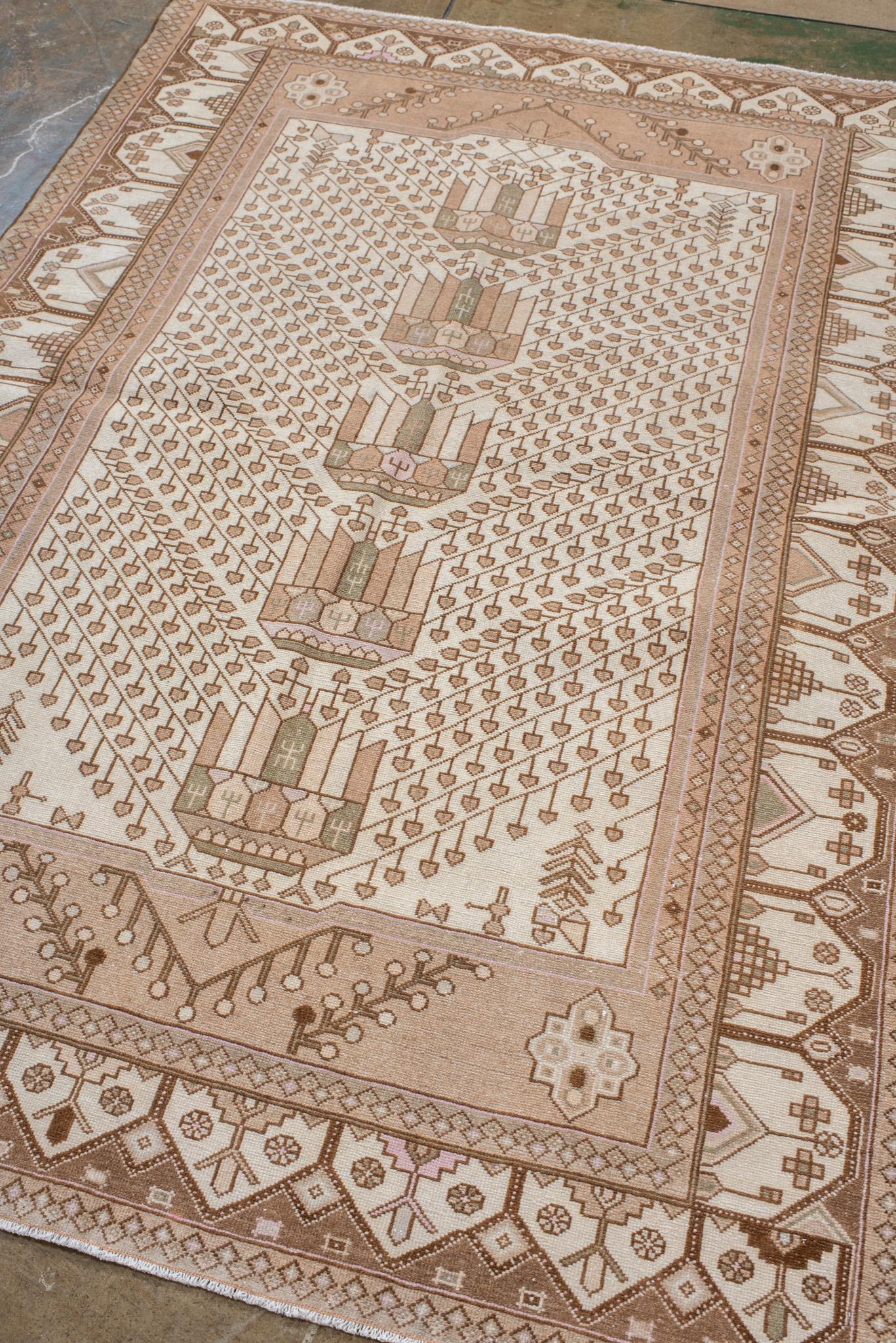 Ein Varamin-Teppich um 1930. Handgeknüpft aus 100% Wollgarn.