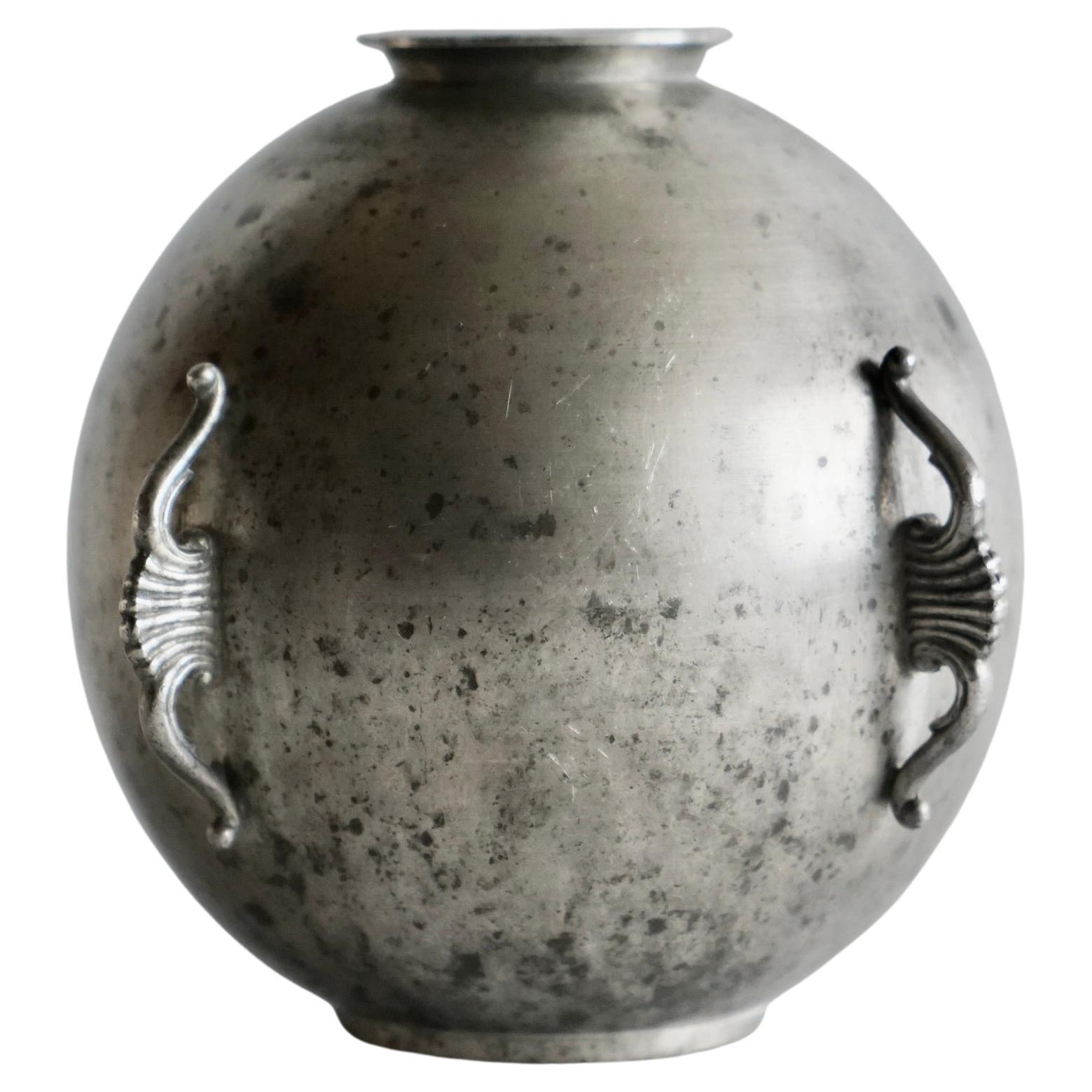 A vase ATTRIBUTED TO SYLVIA STAVE For Sale