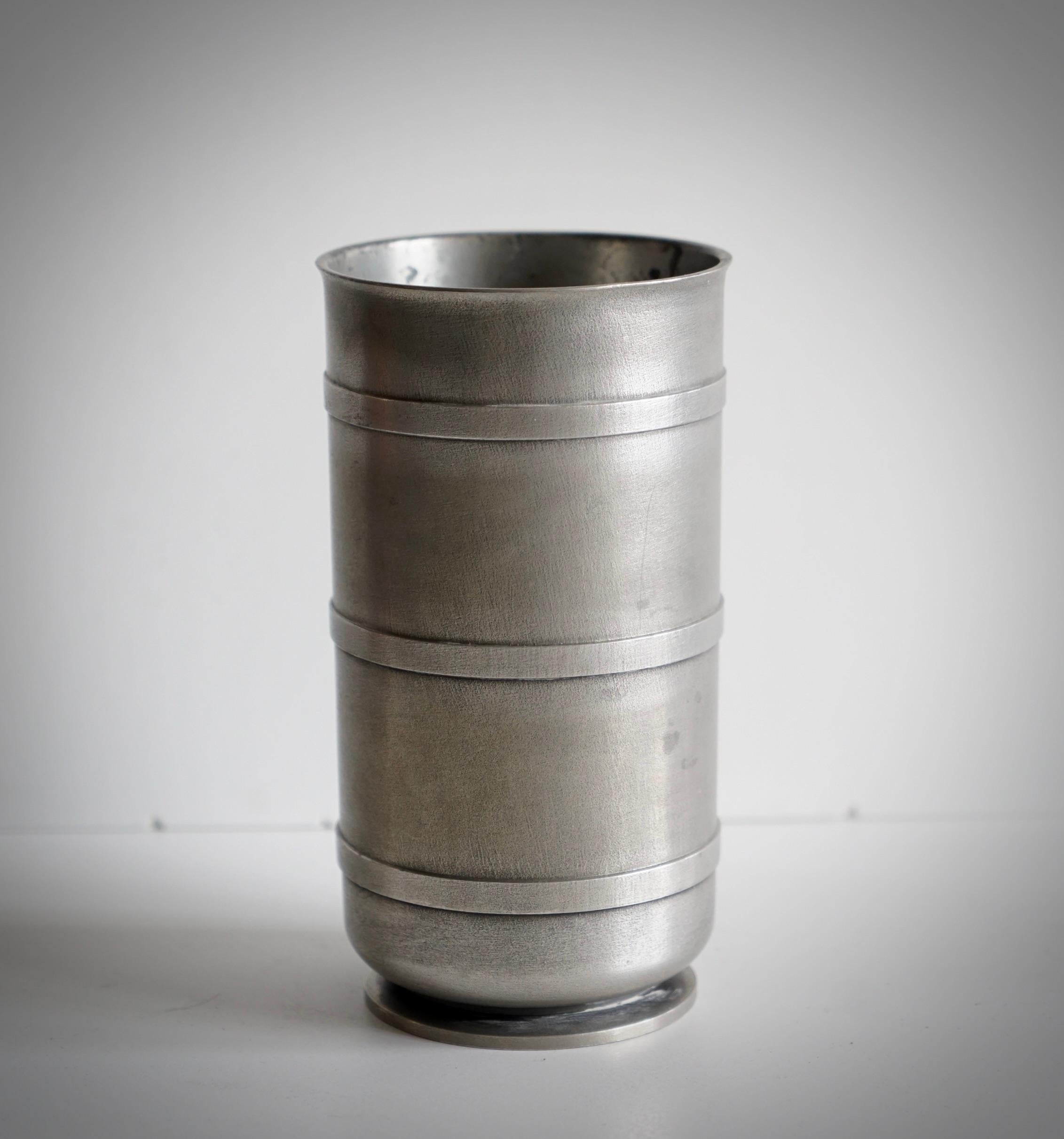 Vaso a forma di cilindro in peltro con piede rotondo e decorazione a nastro. Disegnato da Edvin Ollers (1888-1959). Timbro Ollers, S&O Schreuder & Olsson, CAST TIN e timbro dell'anno Z8 per il 1950. 