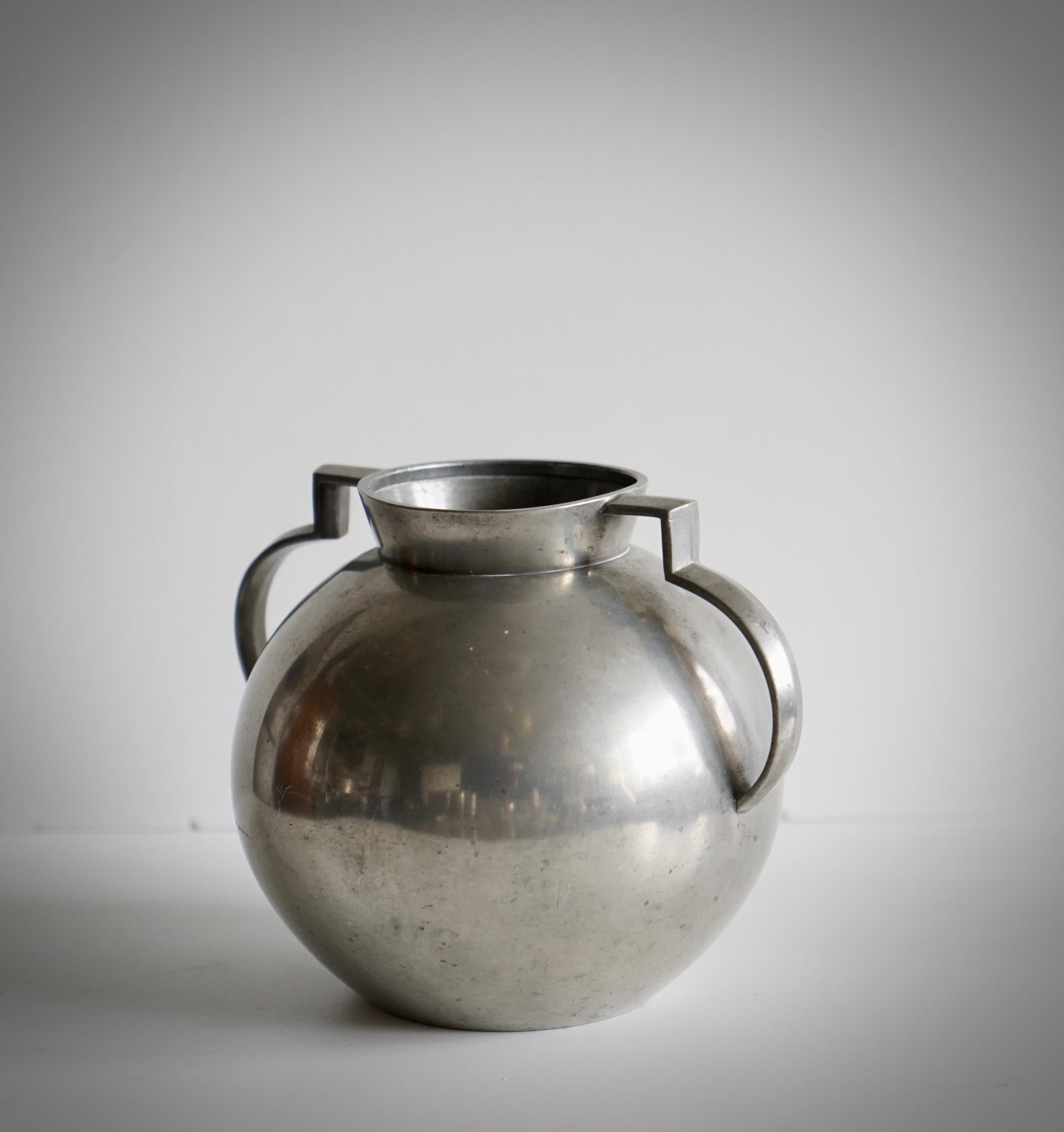 A vase by  FOLKE ARSTRÖM forGAB limited edition of 150. In Good Condition For Sale In Long Island City, NY