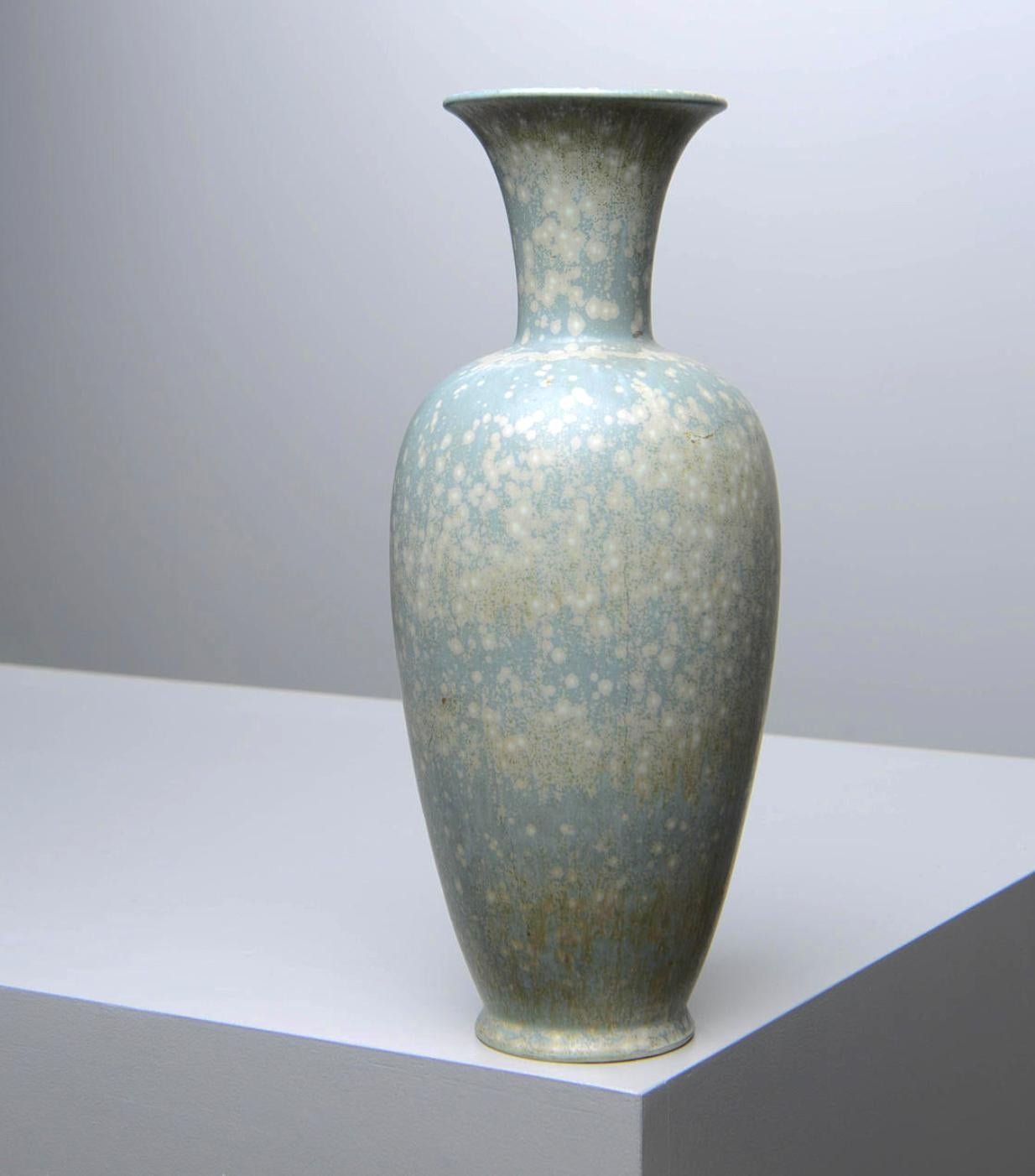 Eine Vase aus Steinzeug von Gunnar Nylund für Rostrand. Circa 1950. Melangierte Glasur in Blau/Grün/Beige-Tönen.
Höhe 13,5″.