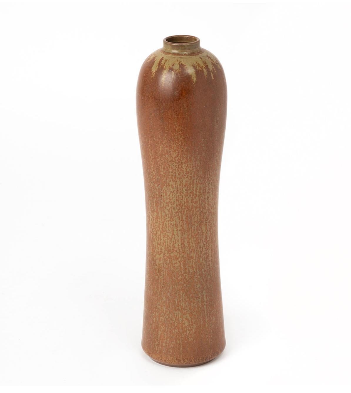 Un vaso in gres di GUNNAR NYLUND. Smalto con pelliccia di arpa, Rörstrand, Svezia, circa anni '60. Marcato GN AUF.