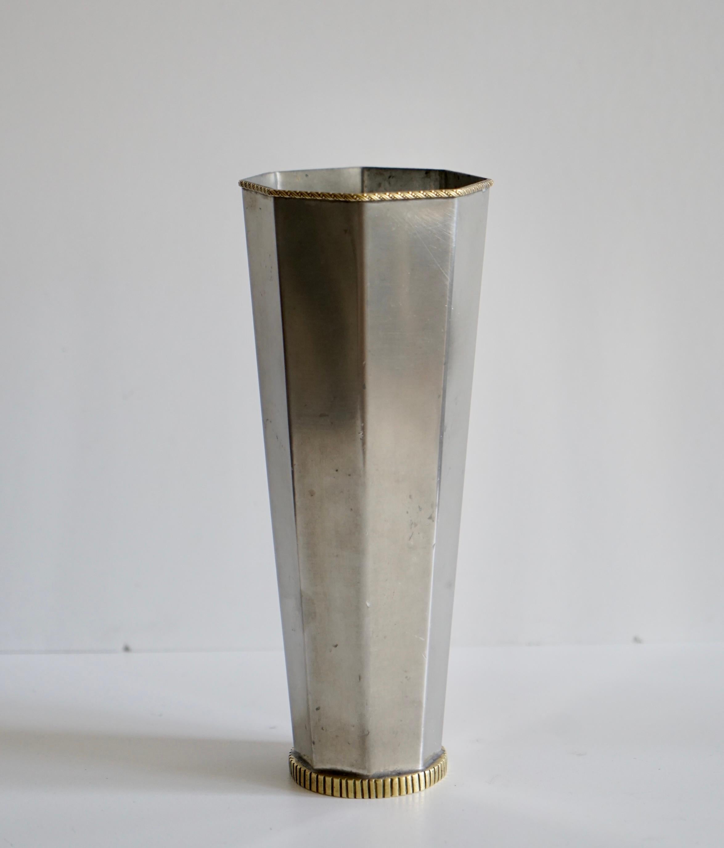 Un vaso vintage prodotto da Svenkst By. Svezia, circa anni '40.
Peltro e ottone. Con il marchio 