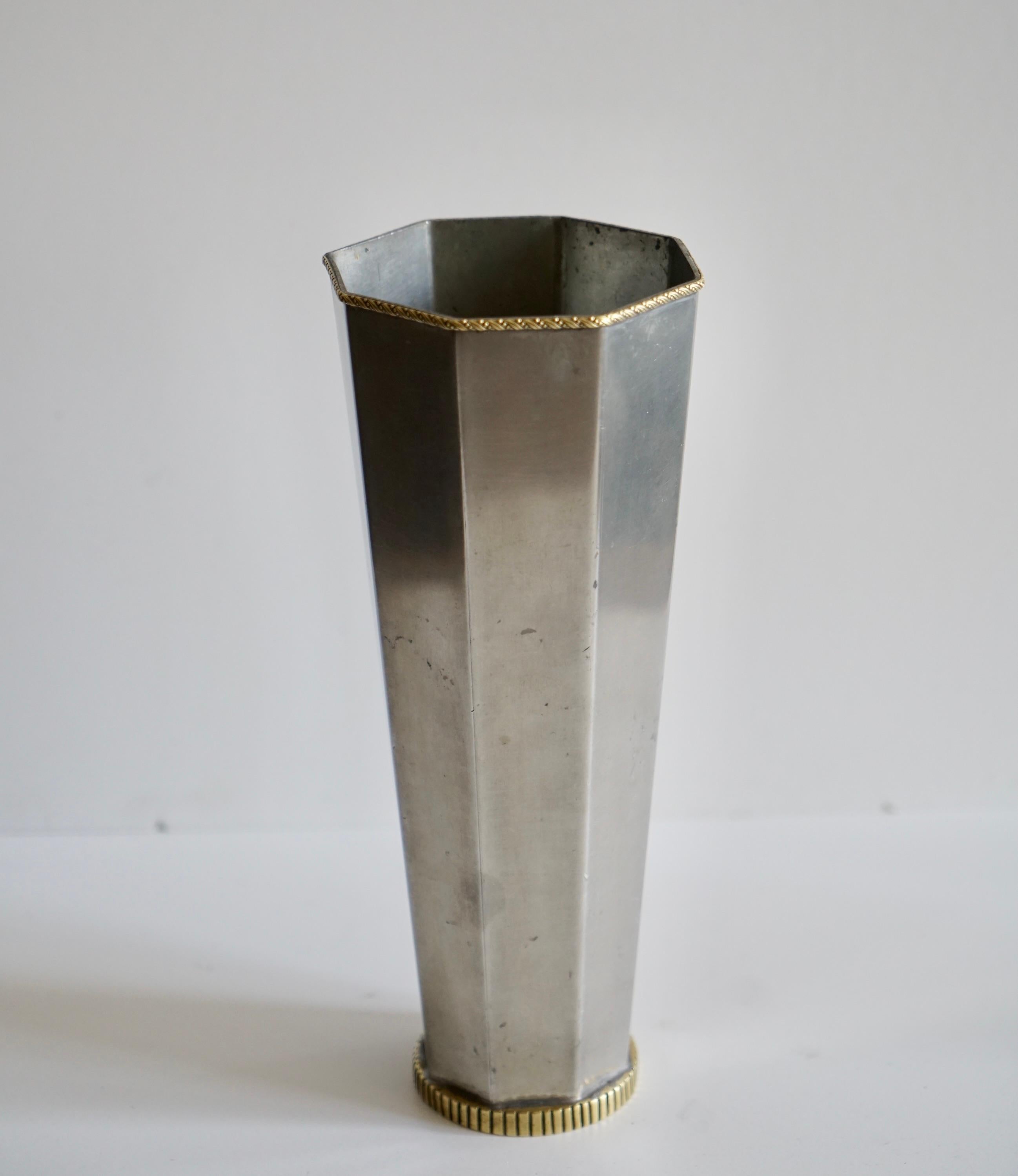 Scandinavo moderno Un vaso di Svenkst Tenn in vendita