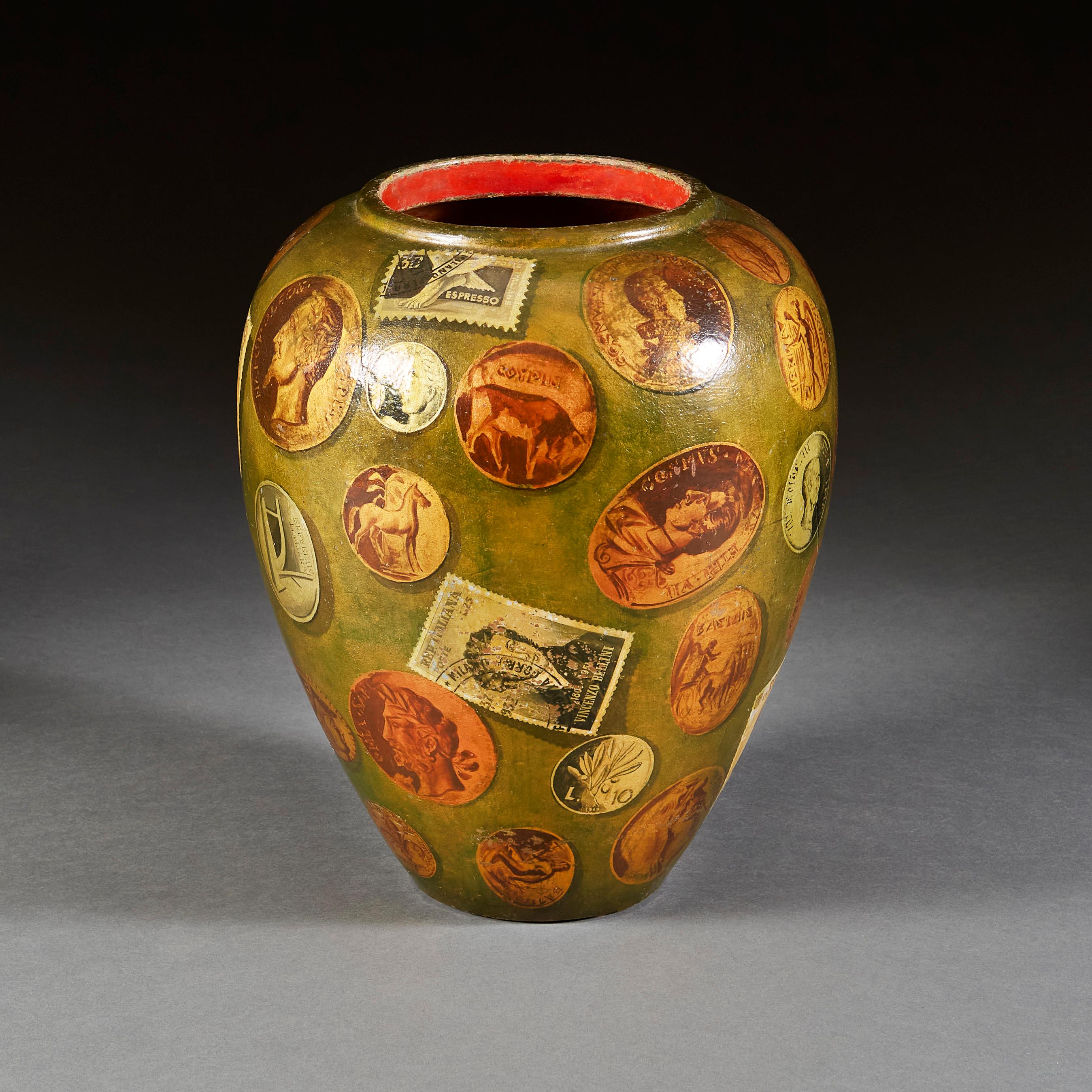 Vase en poterie de la fin du XIXe siècle à décor en trompe-l'oeil de timbres-poste italiens.