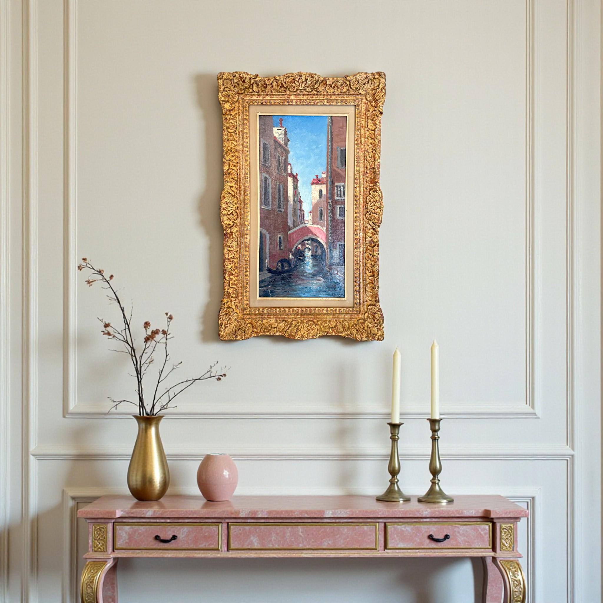 Ce tableau, datant de la fin du XIXe siècle, signé, offre une vision rare et originale de Venise. L'artiste a choisi une composition allongée et une perspective rapprochée, attirant le spectateur au cœur même de la ville des canaux. Un gondolier