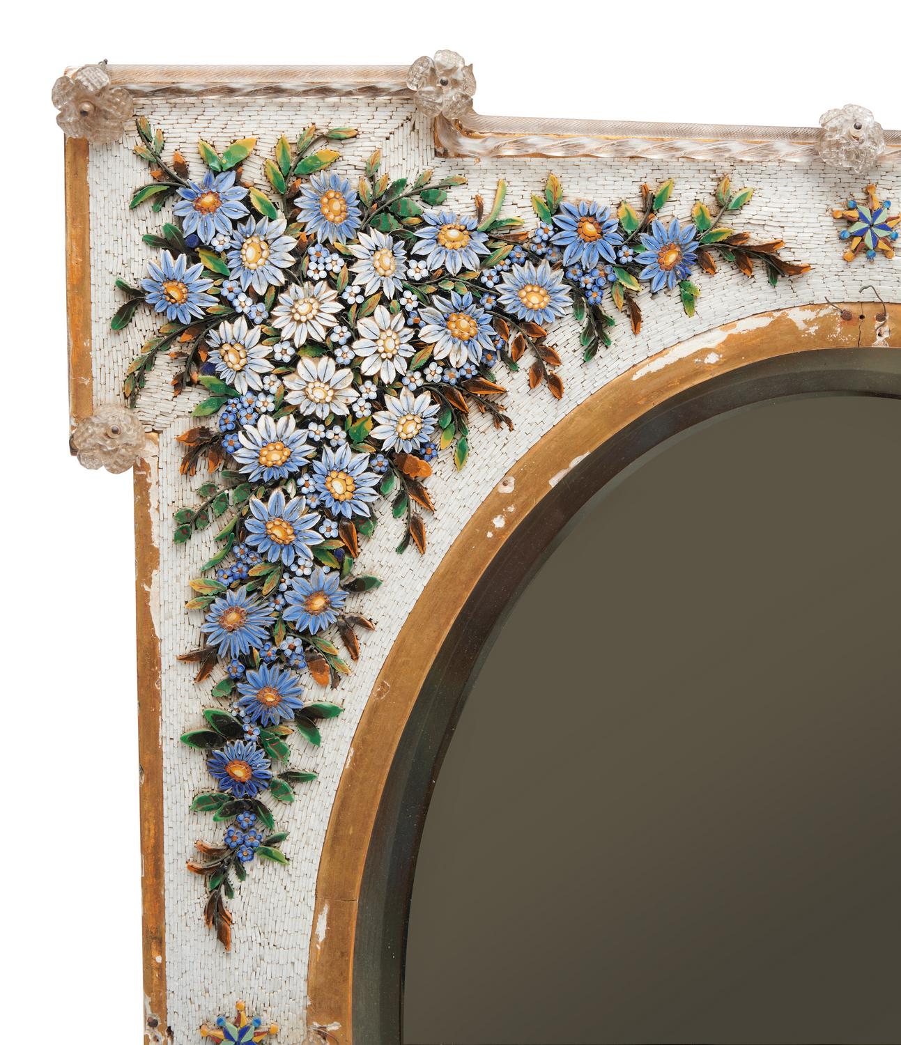 Ein venezianischer Spiegel mit Mikromosaikrahmen, Ende 19.

Der ovale Teller ist in einen rechteckigen Rahmen mit Ohren eingefasst, der mit Mosaikblumen und Glasdetails verziert ist.

Provenienz: Private New South Wales Collection.