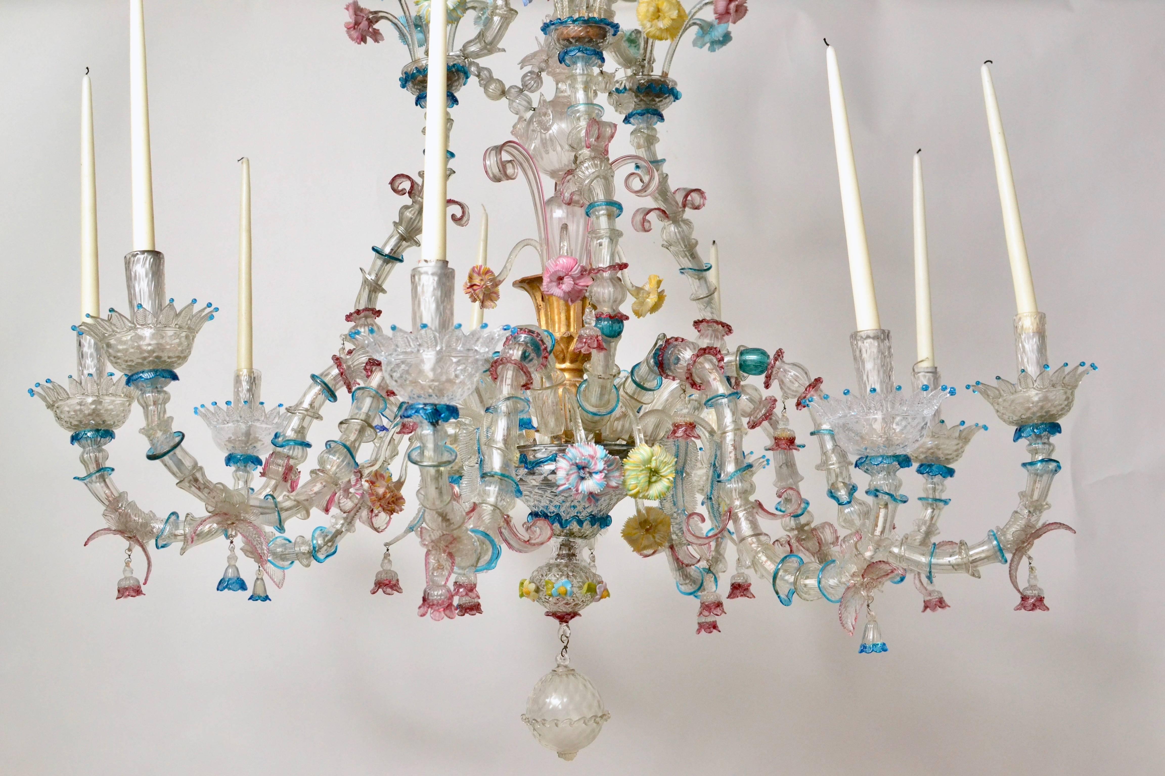 italien Lustre à 8 lumières en verre de Murano polychrome vénitien en vente