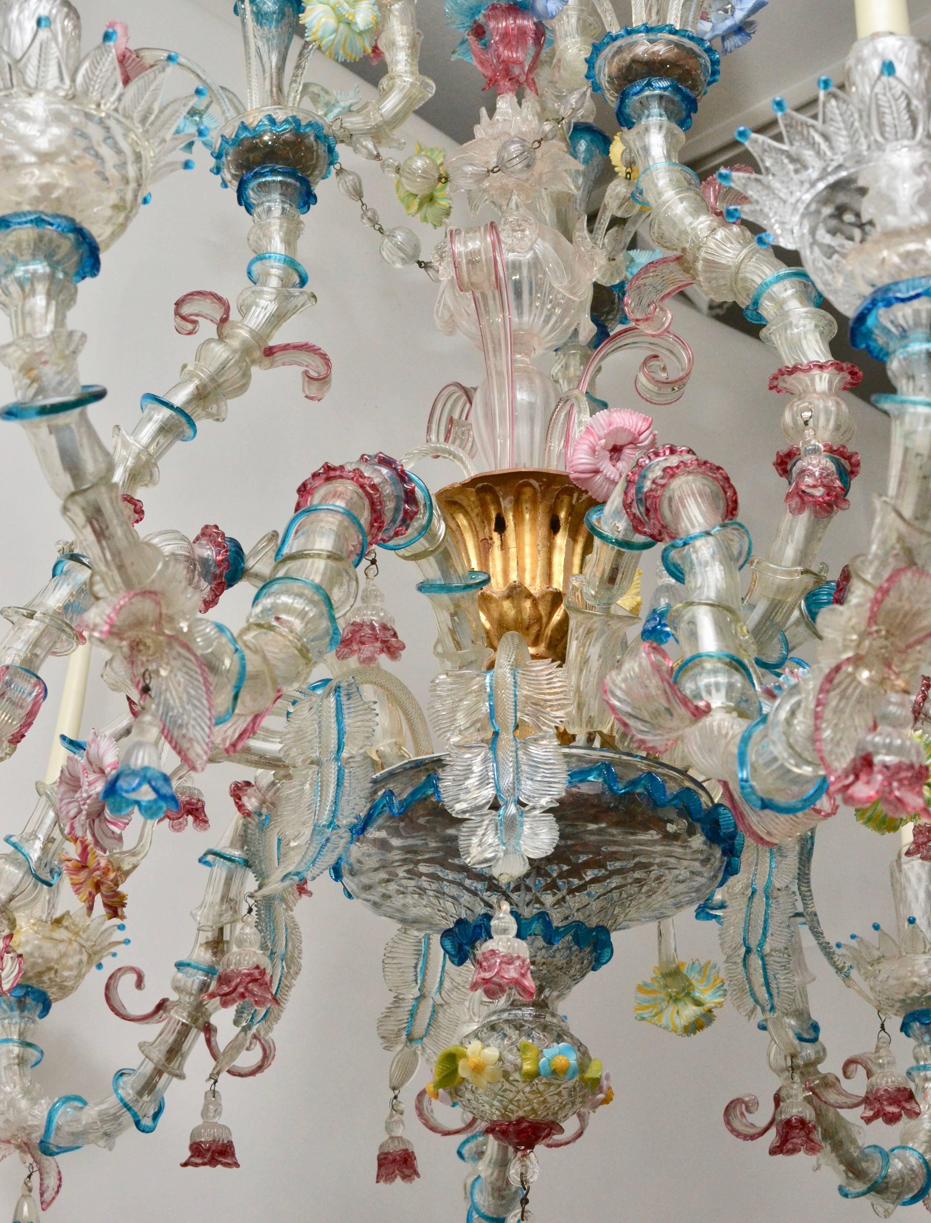 XIXe siècle Lustre à 8 lumières en verre de Murano polychrome vénitien en vente