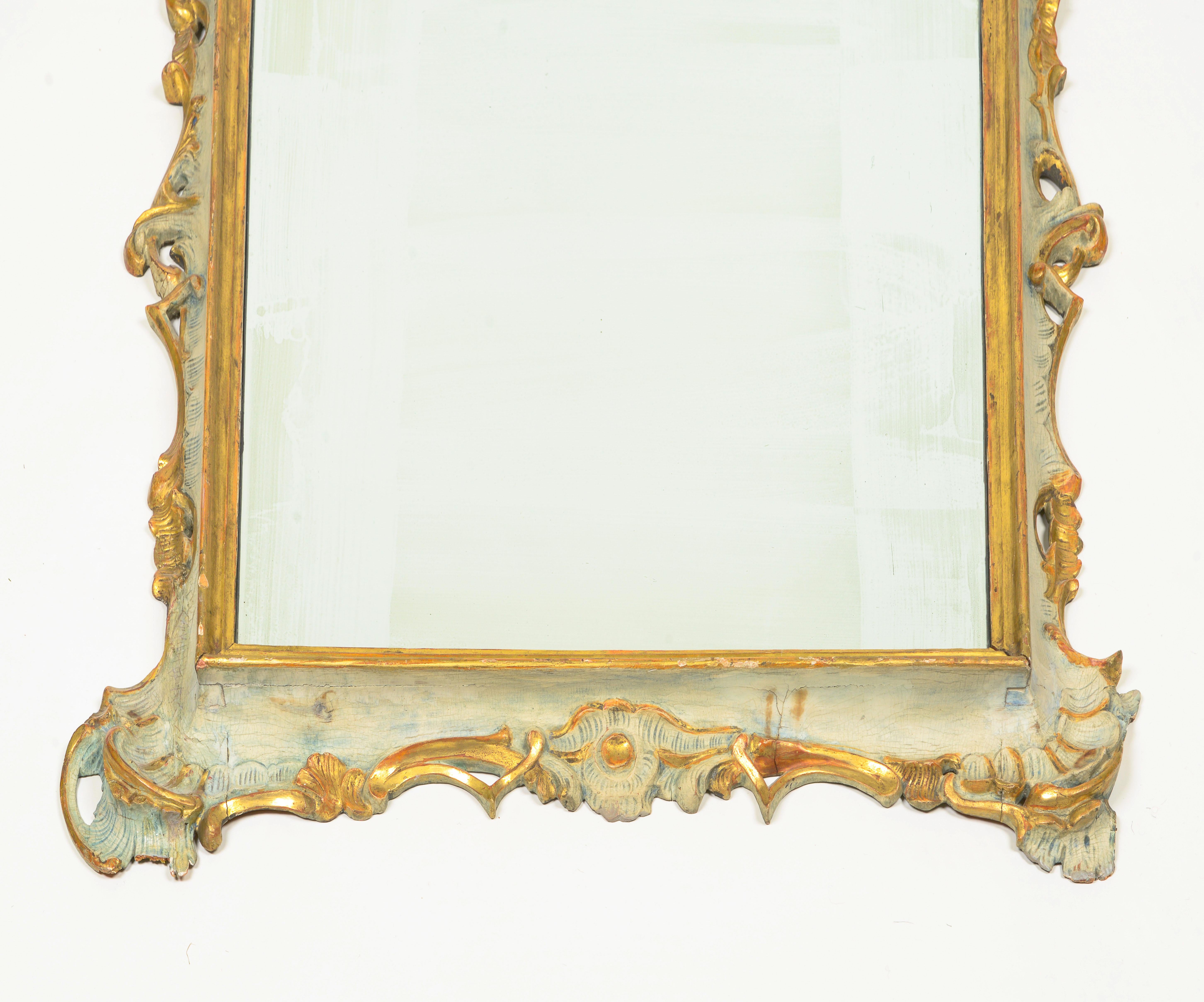 A Venetian Rococo Green Painted and Gilt Mirror In Good Condition For Sale In New York, NY