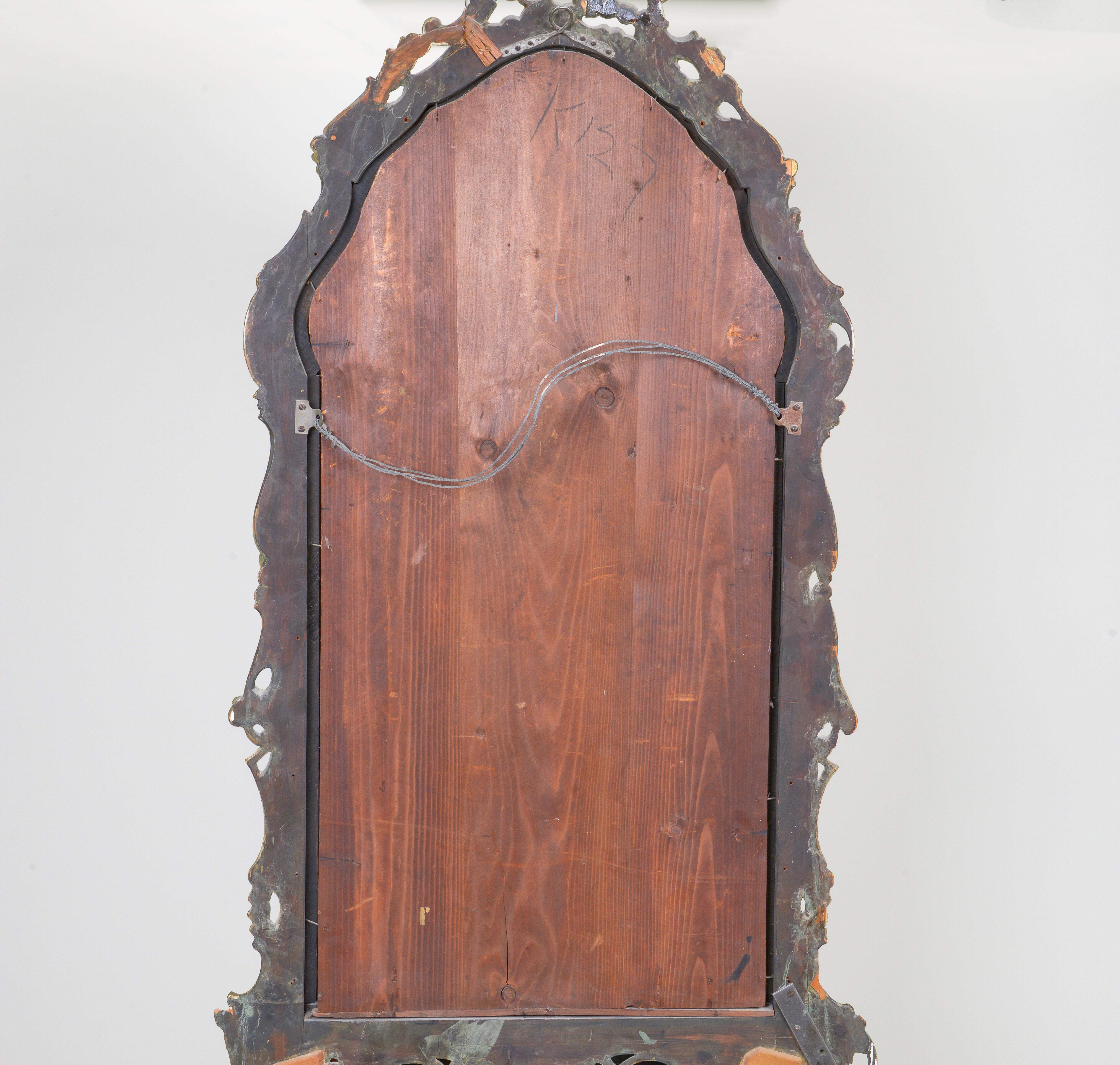 A Venetian Rococo Green Painted and Gilt Mirror For Sale 2