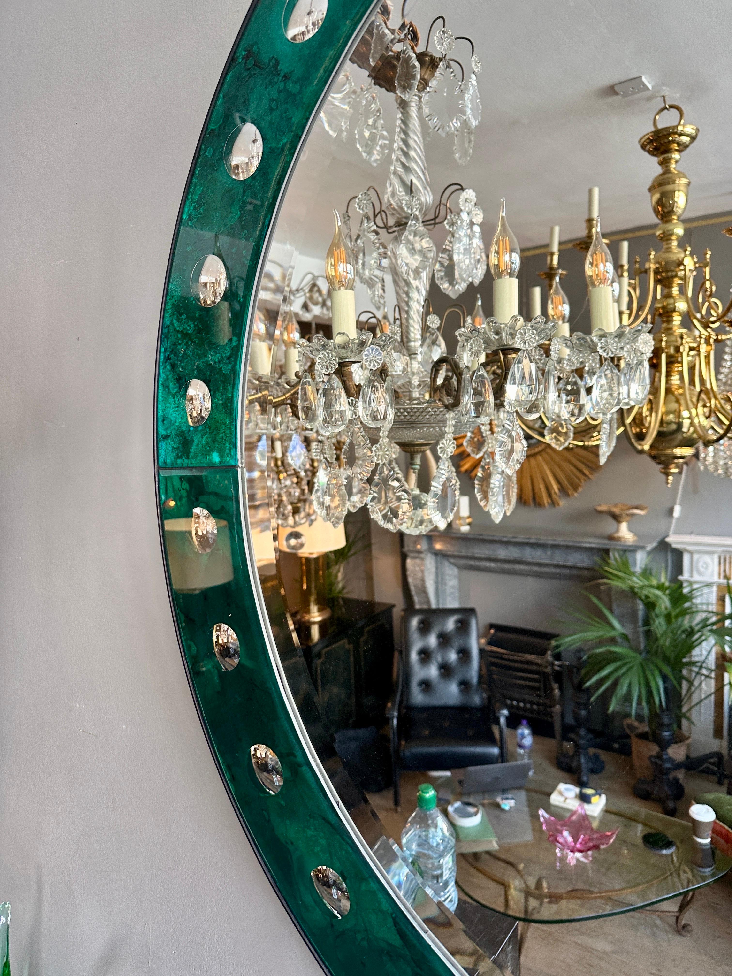 A Venetian Style Circular Emerald Green Bordered Mirror  In Good Condition For Sale In London, GB